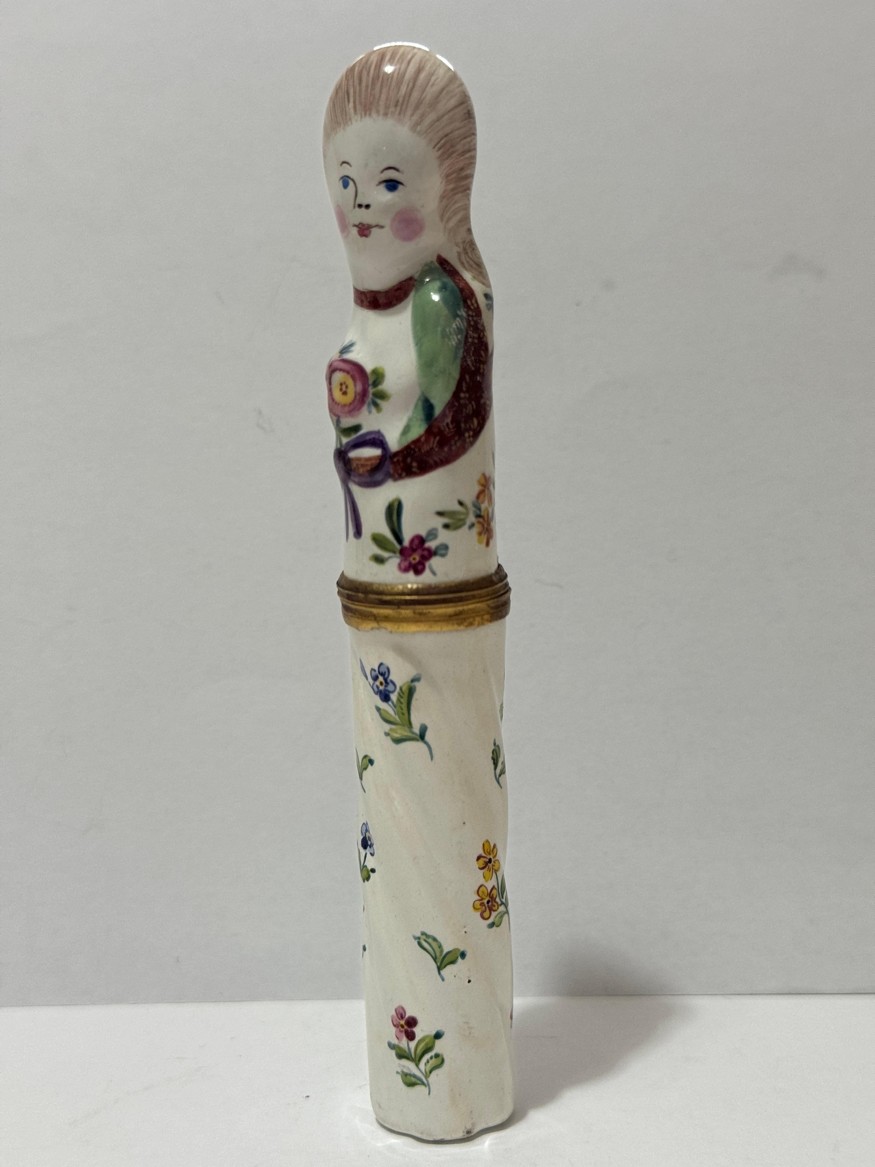 Émail Étui à bodkin figuratif Bilston du 18e siècle en vente