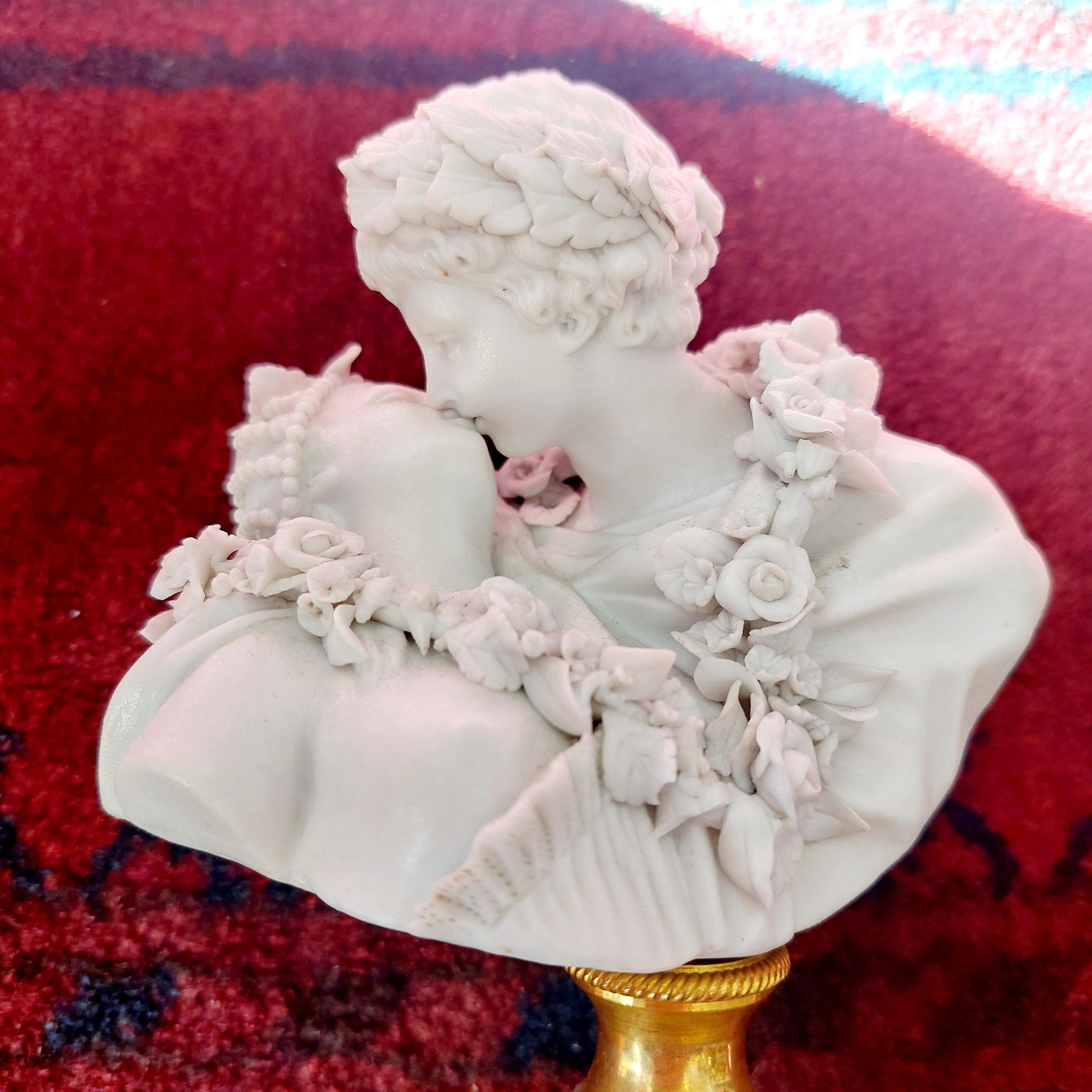 Statue en porcelaine biscuit du 18ème siècle « Le Baiser » d'après Jean Antoine Houdon  en vente 5