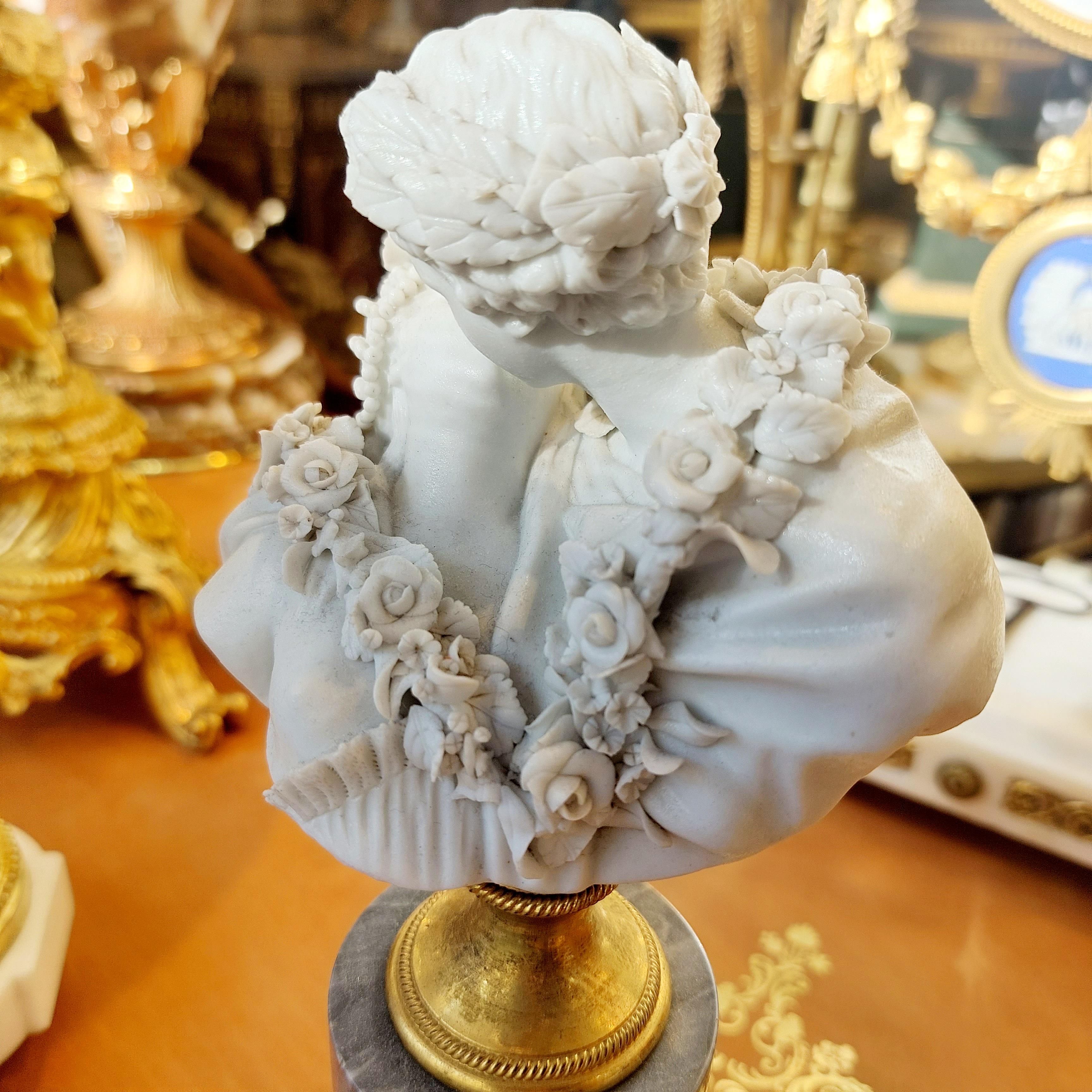 Louis XVI Statue en porcelaine biscuit du 18ème siècle « Le Baiser » d'après Jean Antoine Houdon  en vente