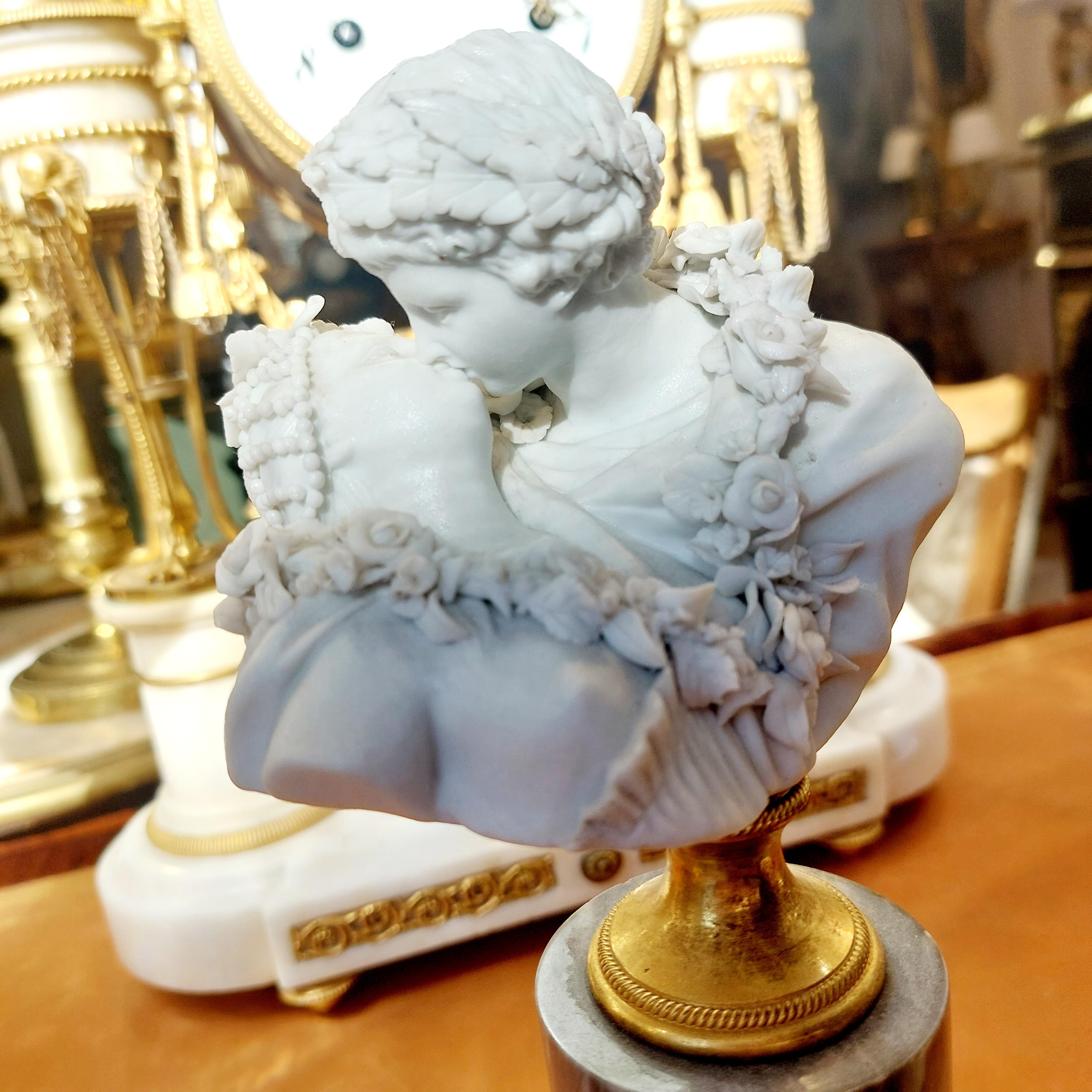 Français Statue en porcelaine biscuit du 18ème siècle « Le Baiser » d'après Jean Antoine Houdon  en vente