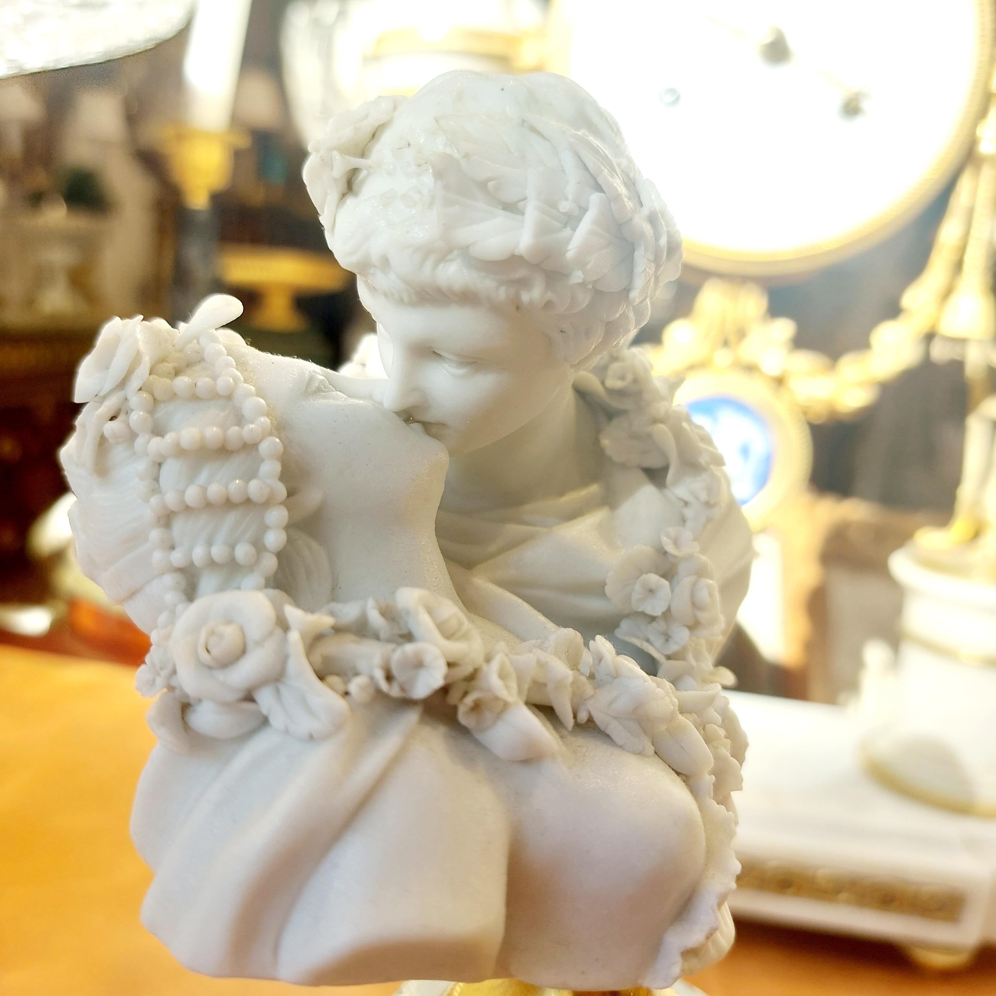 Statue en porcelaine biscuit du 18ème siècle « Le Baiser » d'après Jean Antoine Houdon  Bon état - En vente à NICE, FR