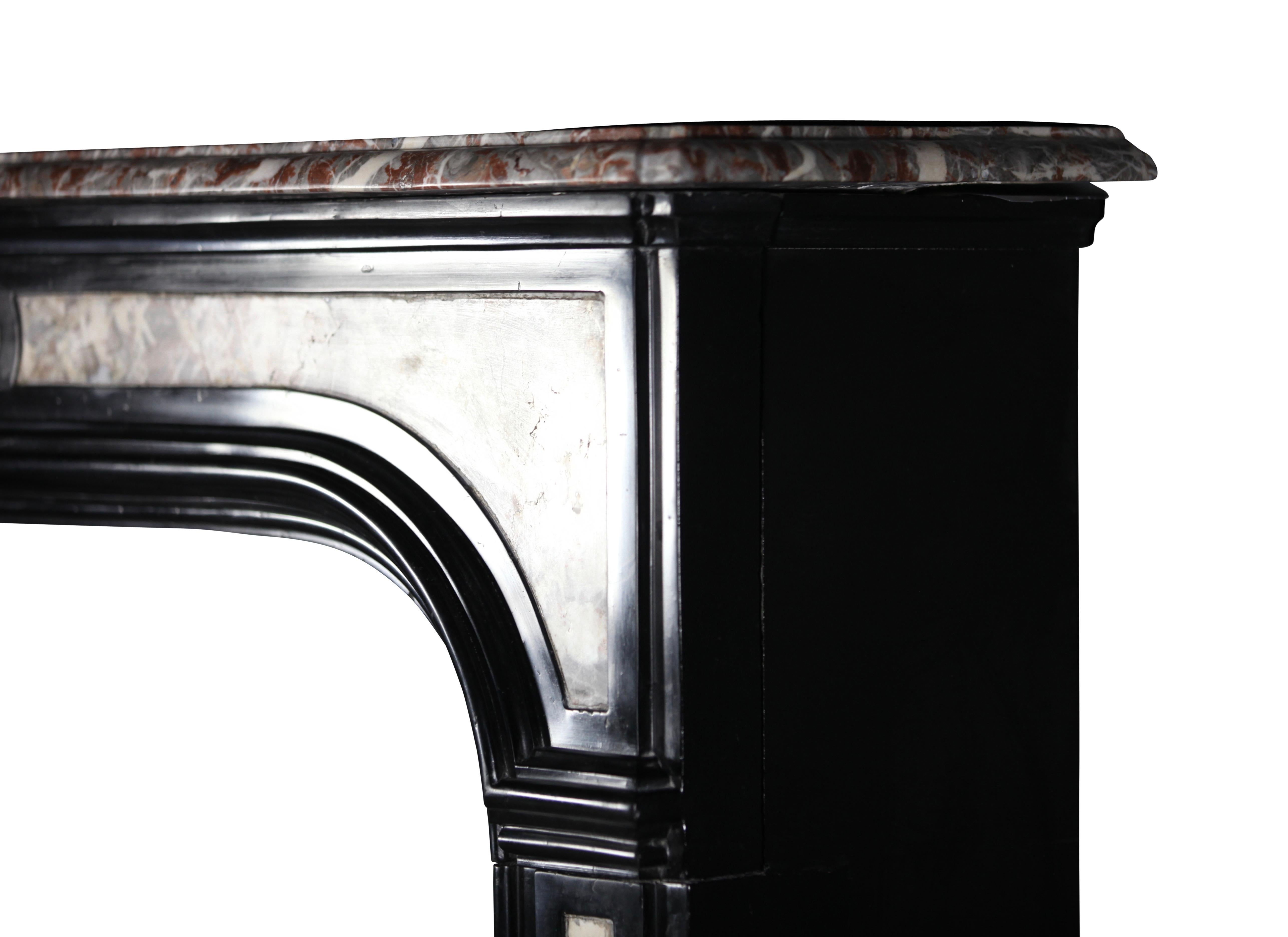 Intagliato a mano Cornice per caminetto in marmo nero belga del 18° secolo, arte e artigianato in vendita