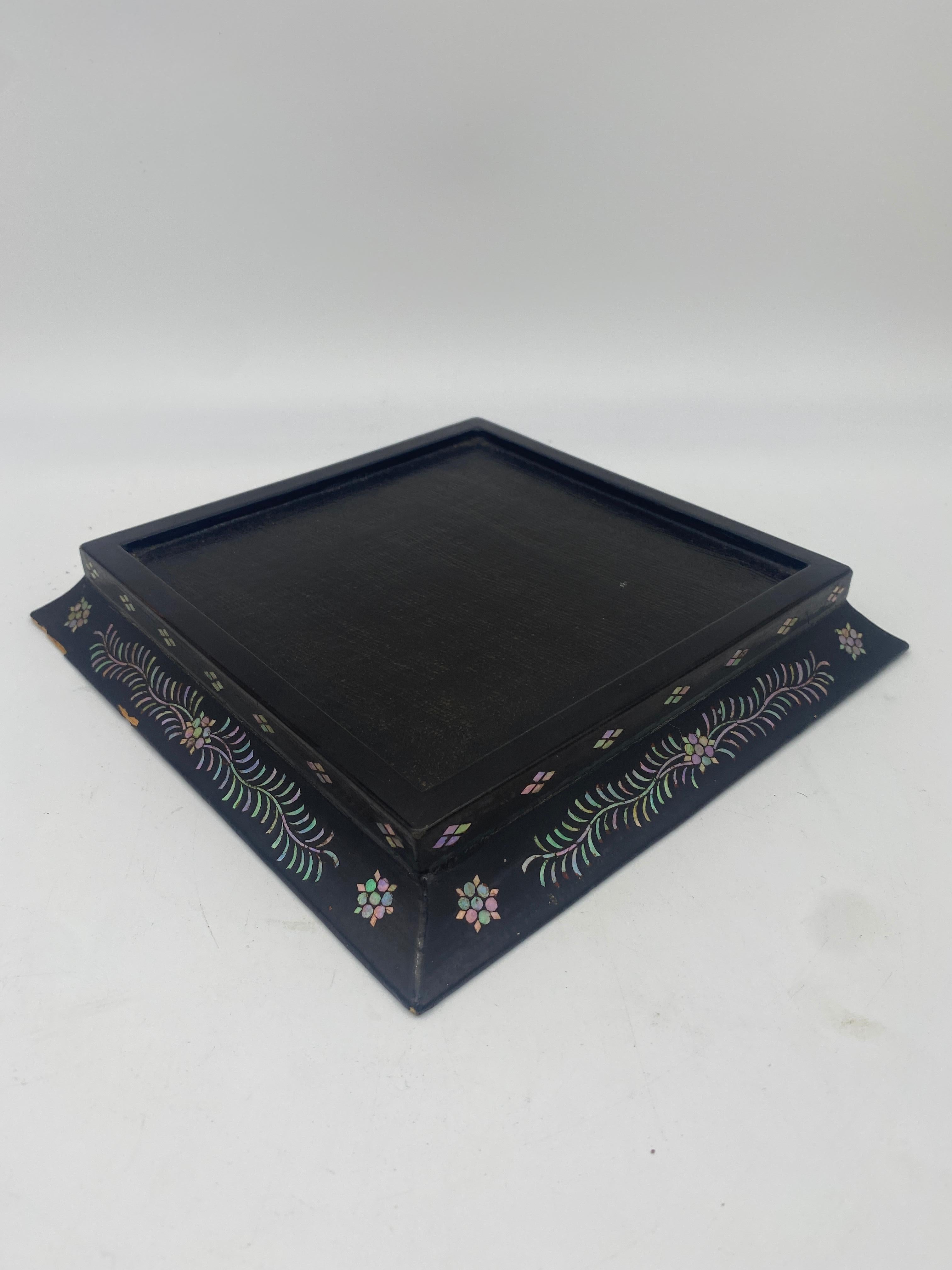 18th Century Black Lacquer Mother of Pearl Inlay Plate In Good Condition For Sale In Brea, CA