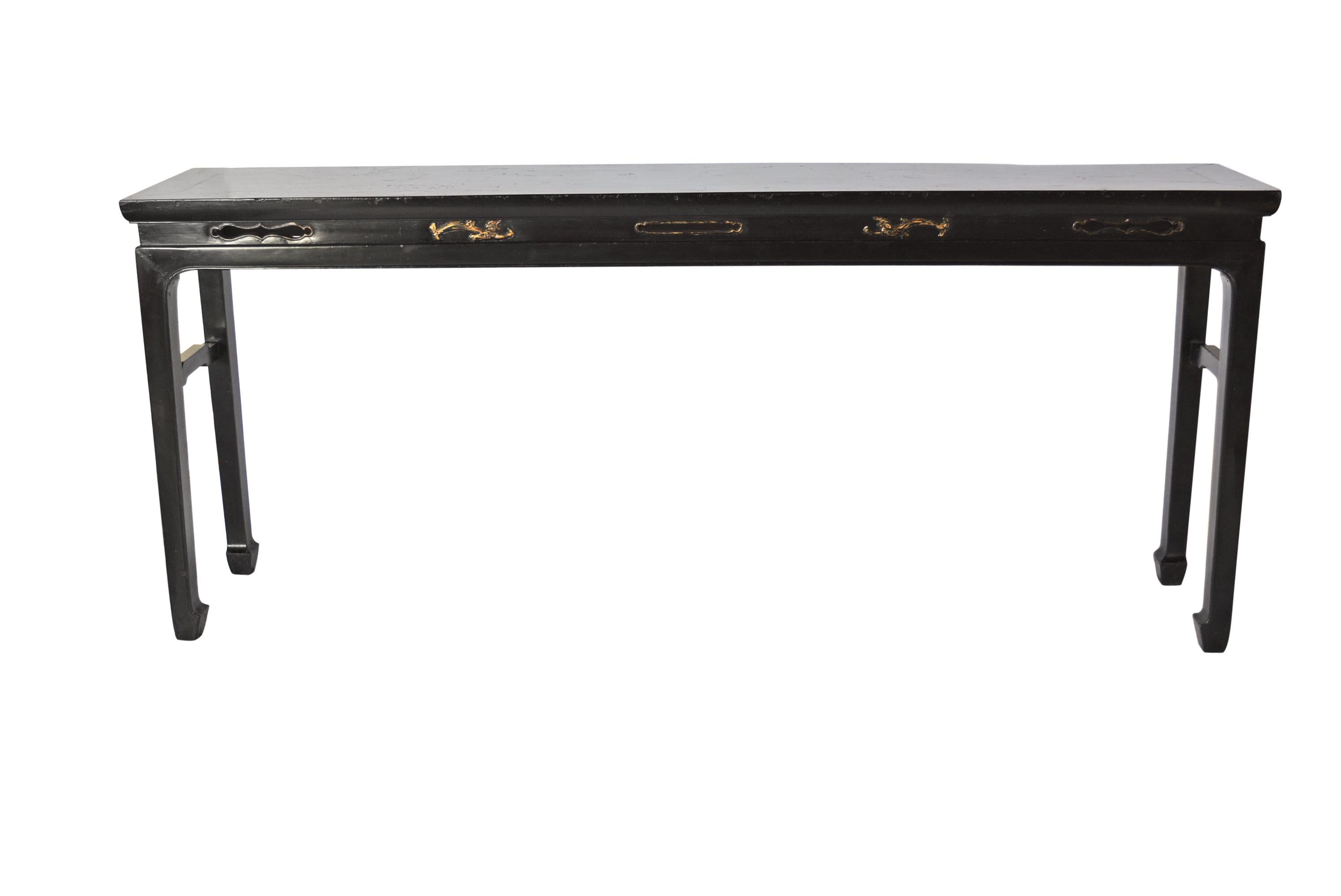 Cette élégante table longue en laque noire présente une taille décorée d'un bégonia allongé sculpté en style ouvert. Le plateau est en bois massif. Les pattes sont droites avec de grands sabots de cheval. Un tendeur de dos d'âne est utilisé entre
