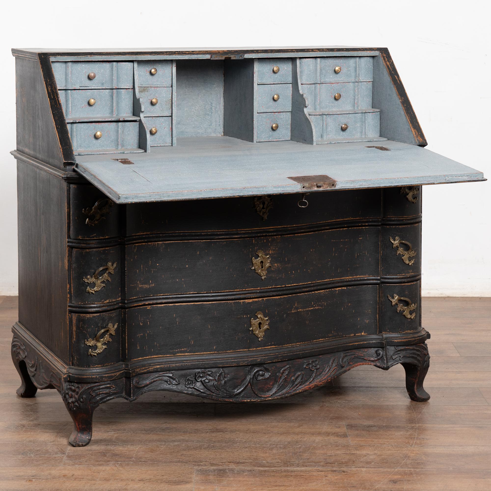 Ce secrétaire rococo en pin reflète la grâce et la classe du style scandinave de la fin des années 1700.
Les tiroirs serpentins à la jupe sculptée reposant sur des pieds cabriolets ajoutent une touche romantique.
L'intérieur traditionnel avec 12