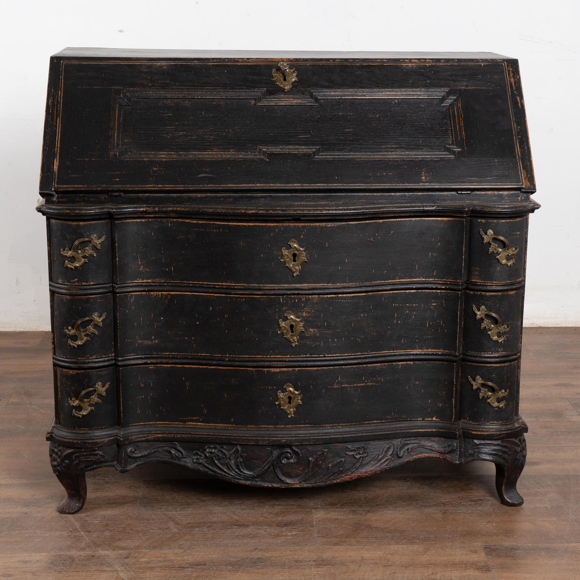 Bureau secrétaire du 18e siècle en pin peint en noir, Danemark État moyen - En vente à Round Top, TX