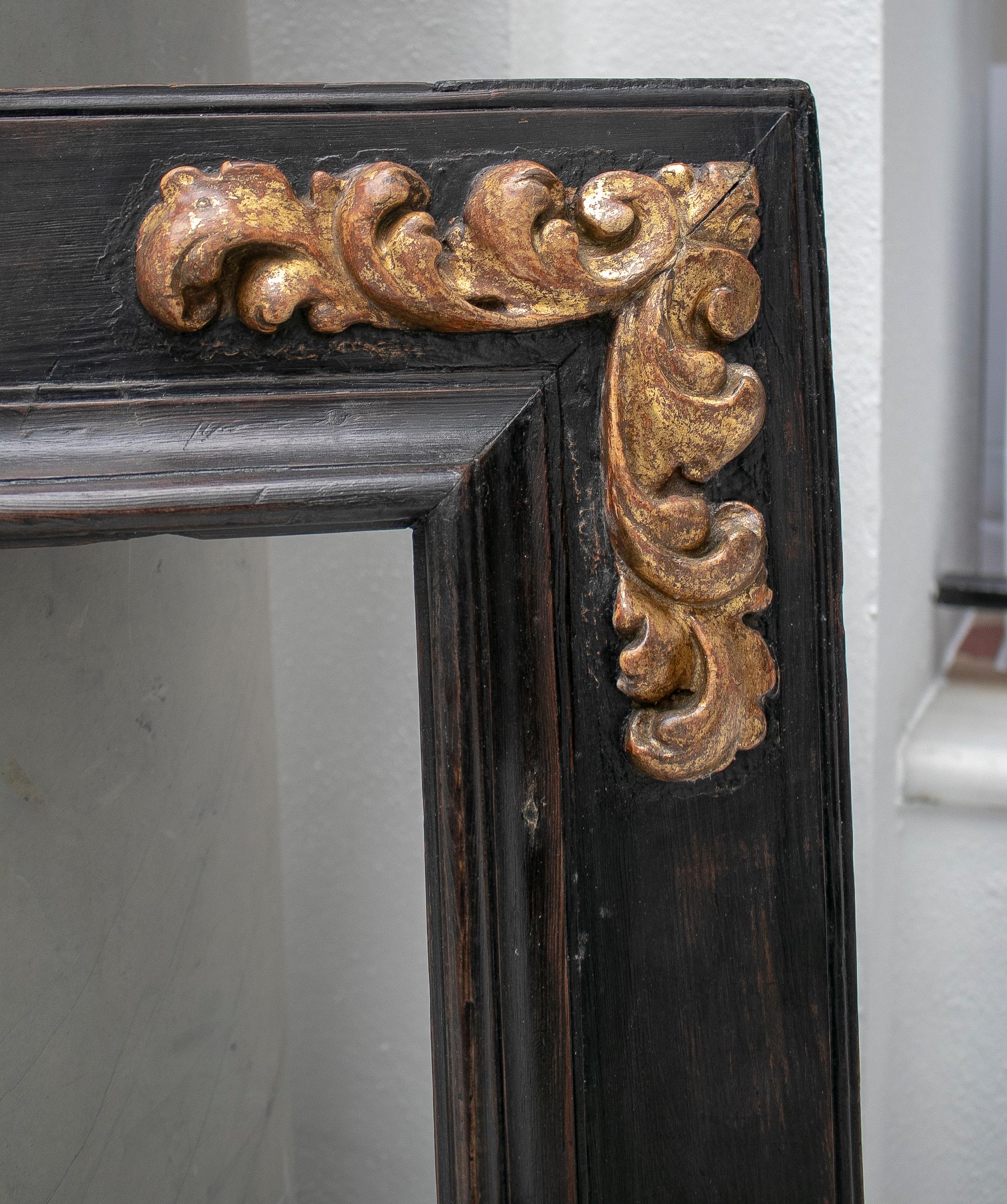 18th Century Black Wooden Frame with Gilt Acanthus Leaf Carvings in Corners In Good Condition In Marbella, ES