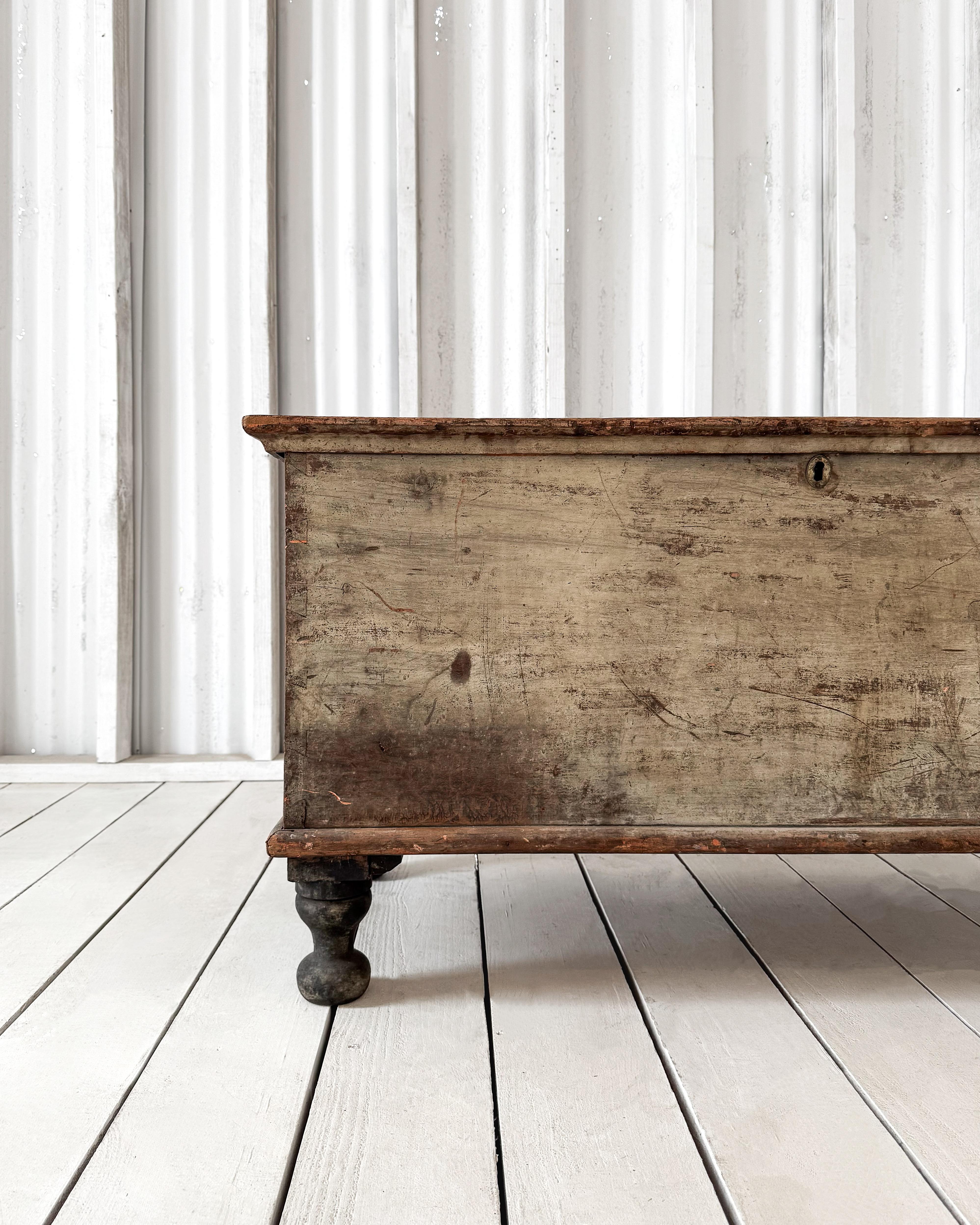 18th Century Blanket Chest with Turned Feet In Good Condition In Mckinney, TX