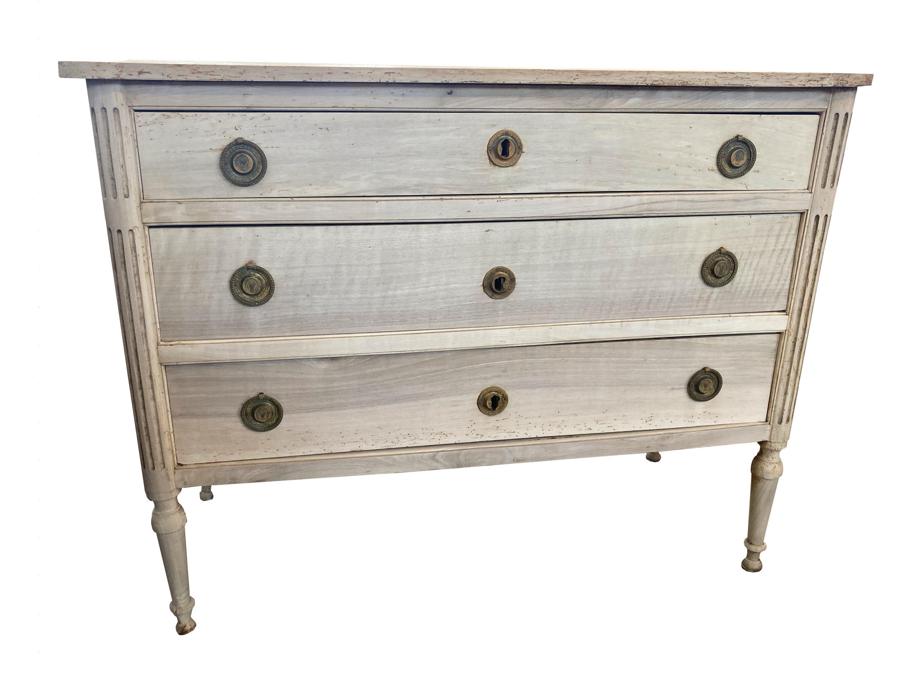 Louis xvi commode hand-made in North-West Italy in the late 1700s using walnut. The commode has beautiful lines and proportion and features three inset drawers, all showing beautiful hand-made dovetail joints. The front corners are decorated with