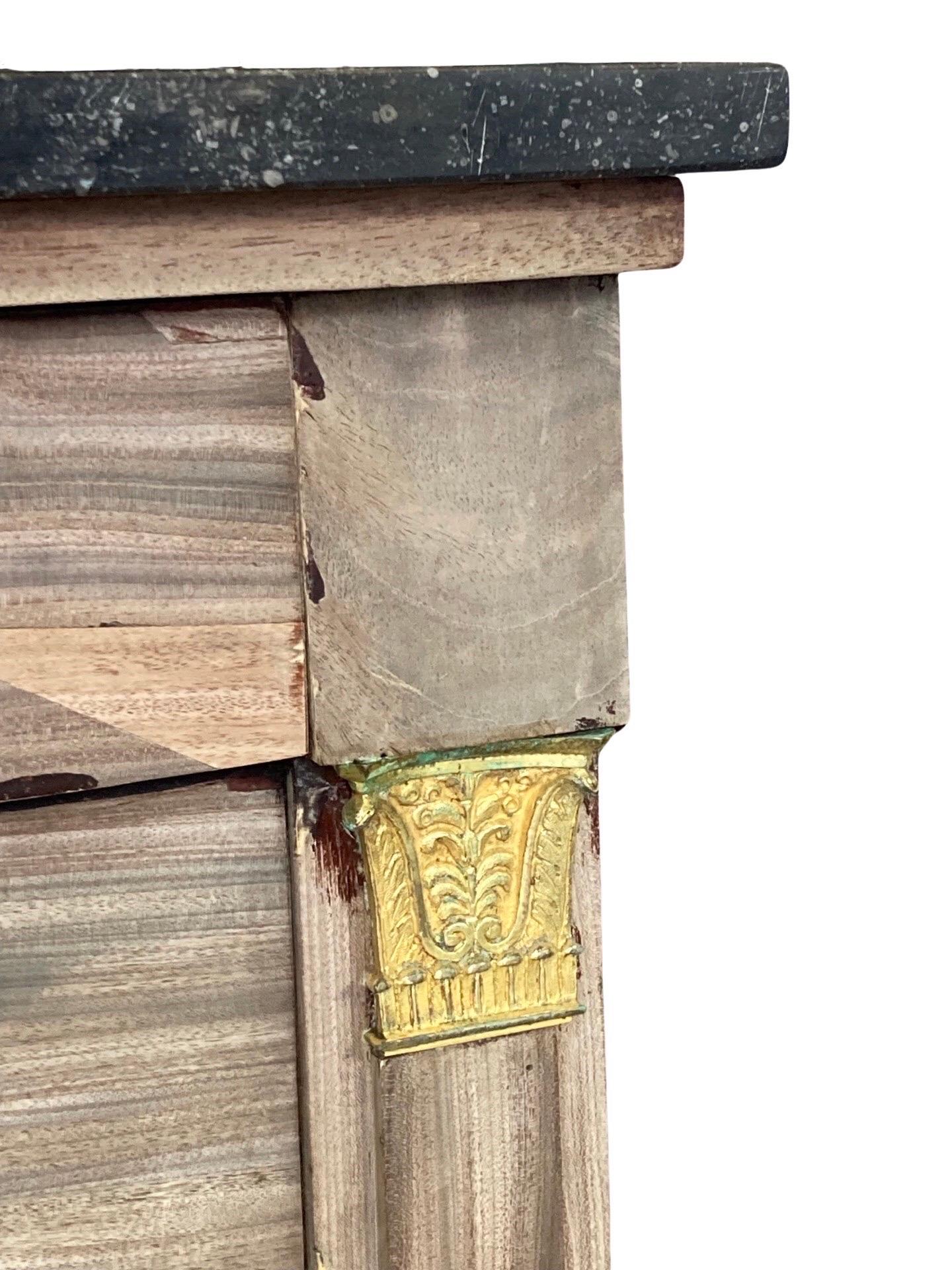 Commode Impero francese in mogano sbiancato del XVIII secolo con piano in marmo nero in vendita 3
