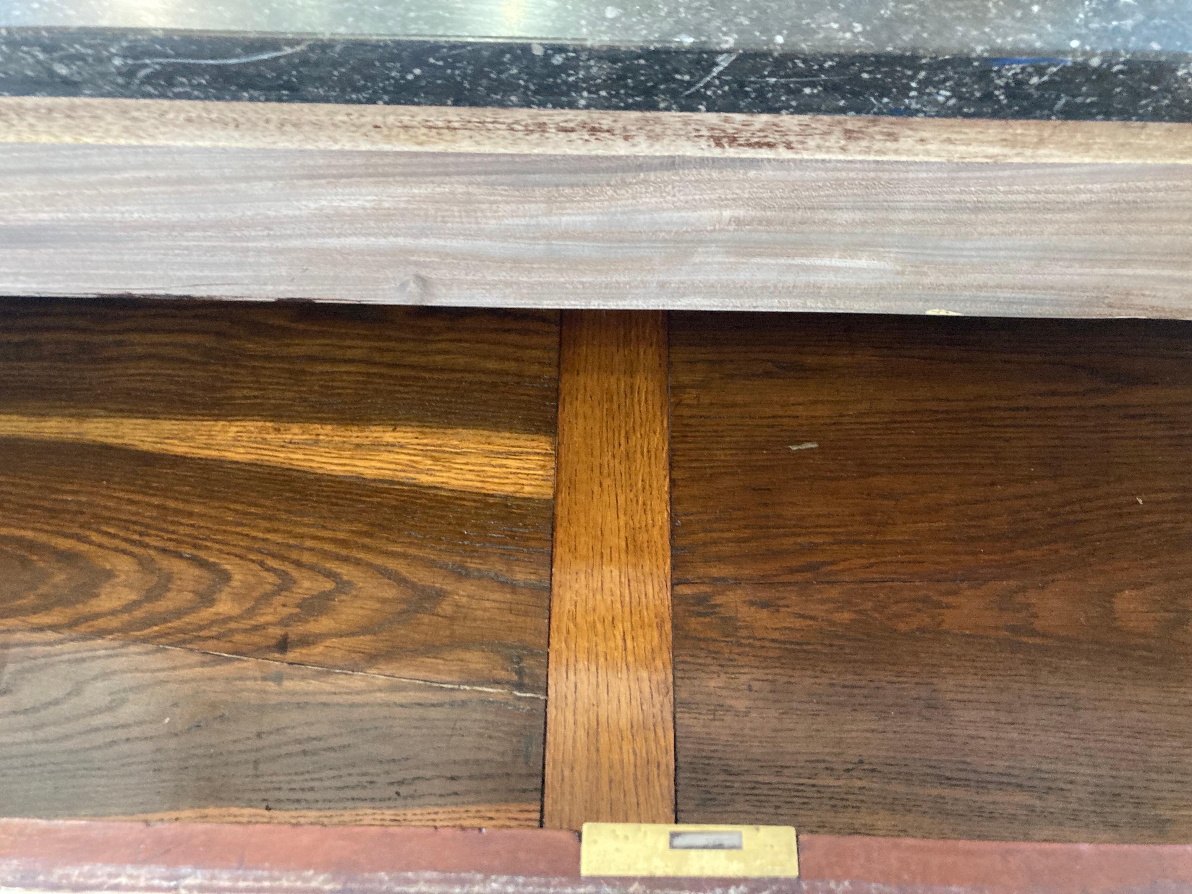 Commode Impero francese in mogano sbiancato del XVIII secolo con piano in marmo nero in vendita 4