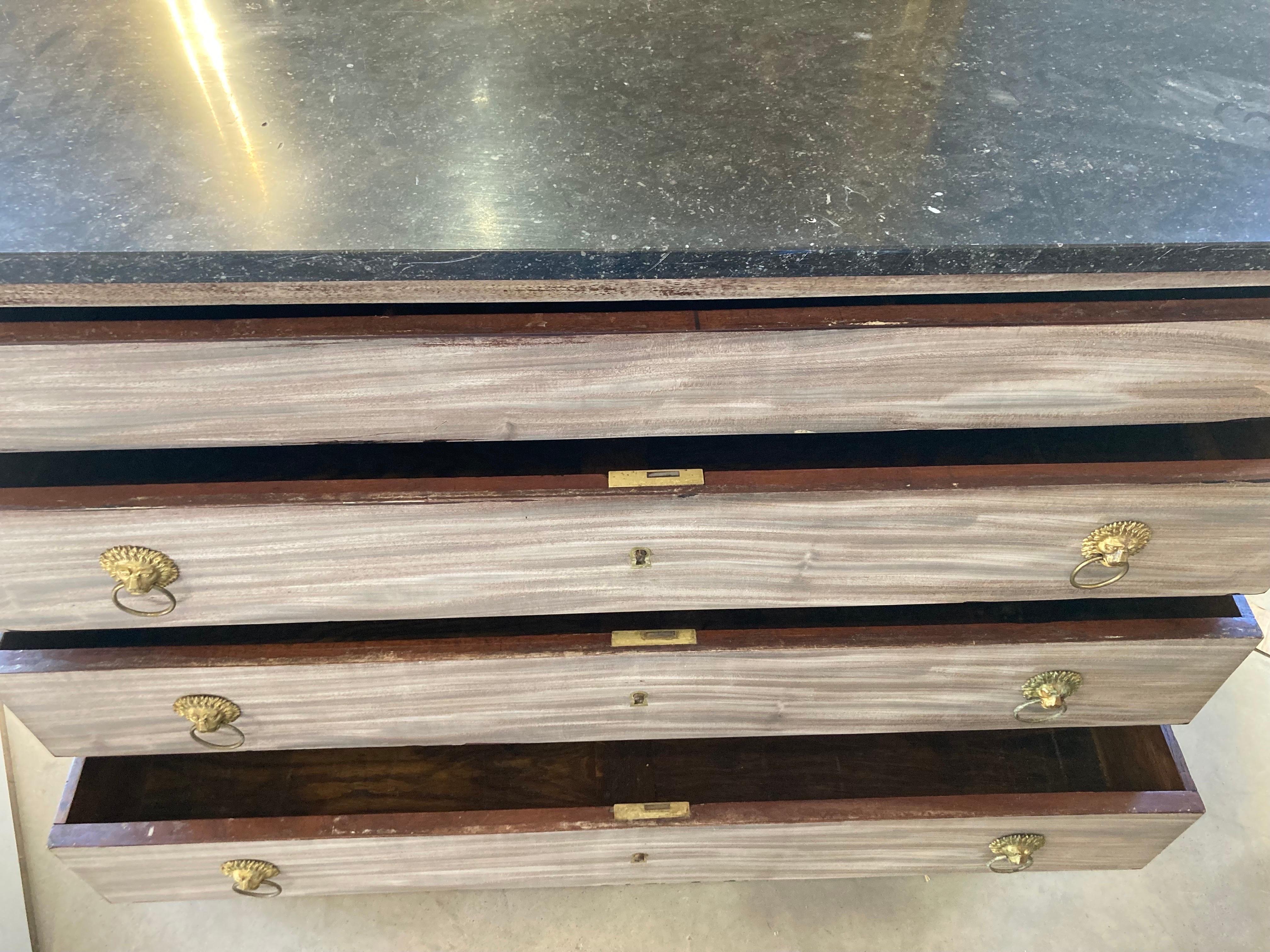 Commode Impero francese in mogano sbiancato del XVIII secolo con piano in marmo nero in vendita 6