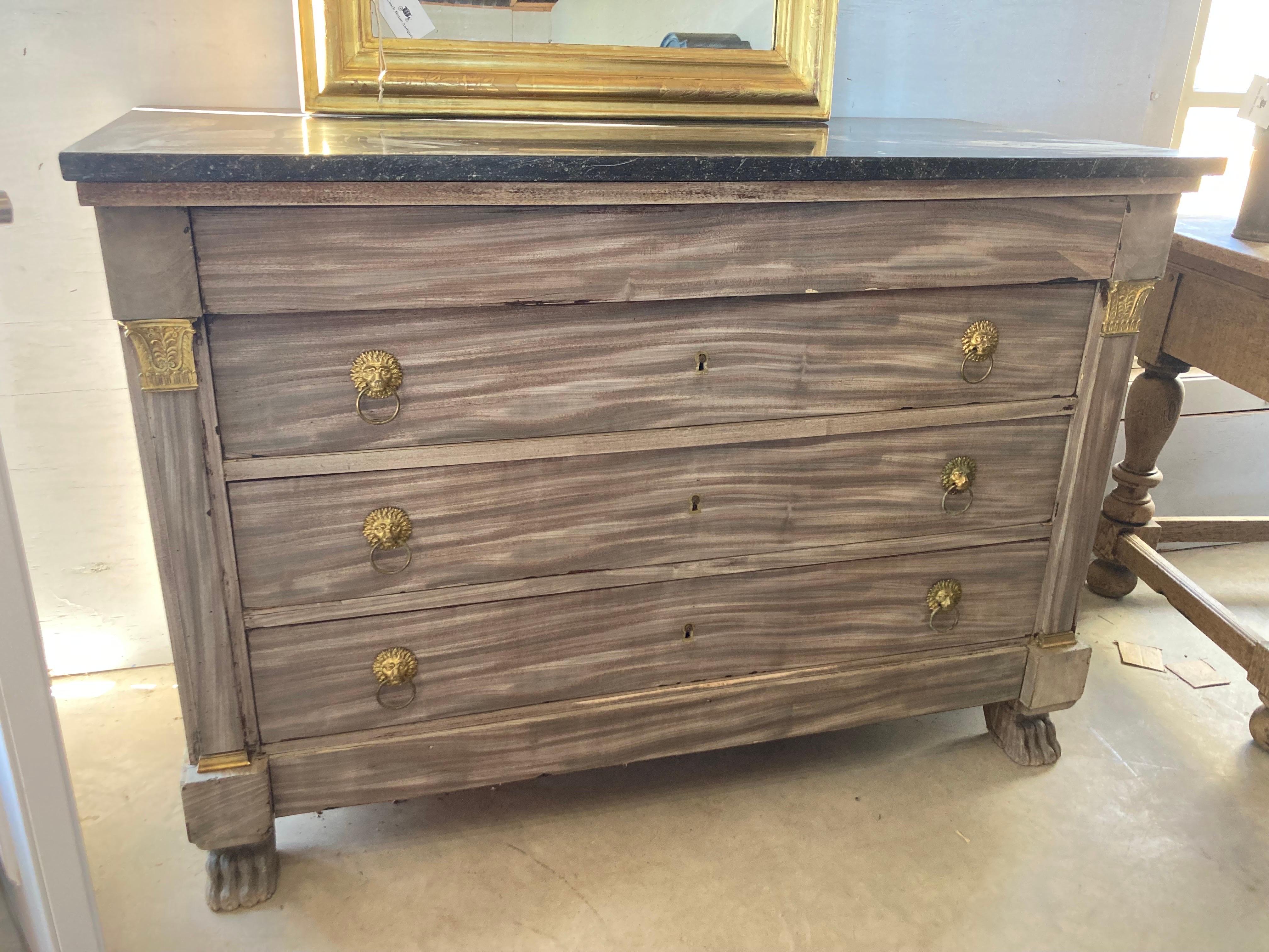 Commode Impero francese in mogano sbiancato del XVIII secolo con piano in marmo nero in vendita 8