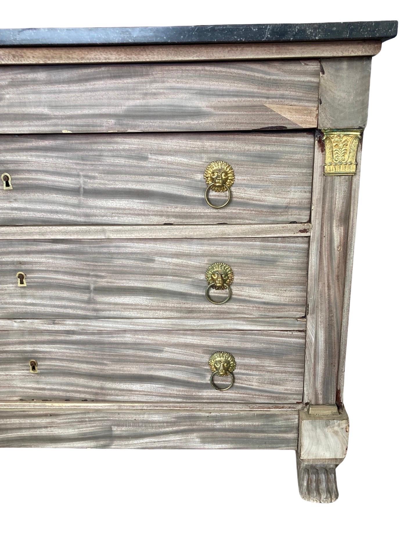 Cassettiera Impero realizzata a mano in Francia all'inizio del 1800 con legno di quercia e decorata con impiallacciatura di mogano. La cassettiera è stata sbiancata e mostra splendide striature di grigio, bianco e rosa date dai diversi tannini