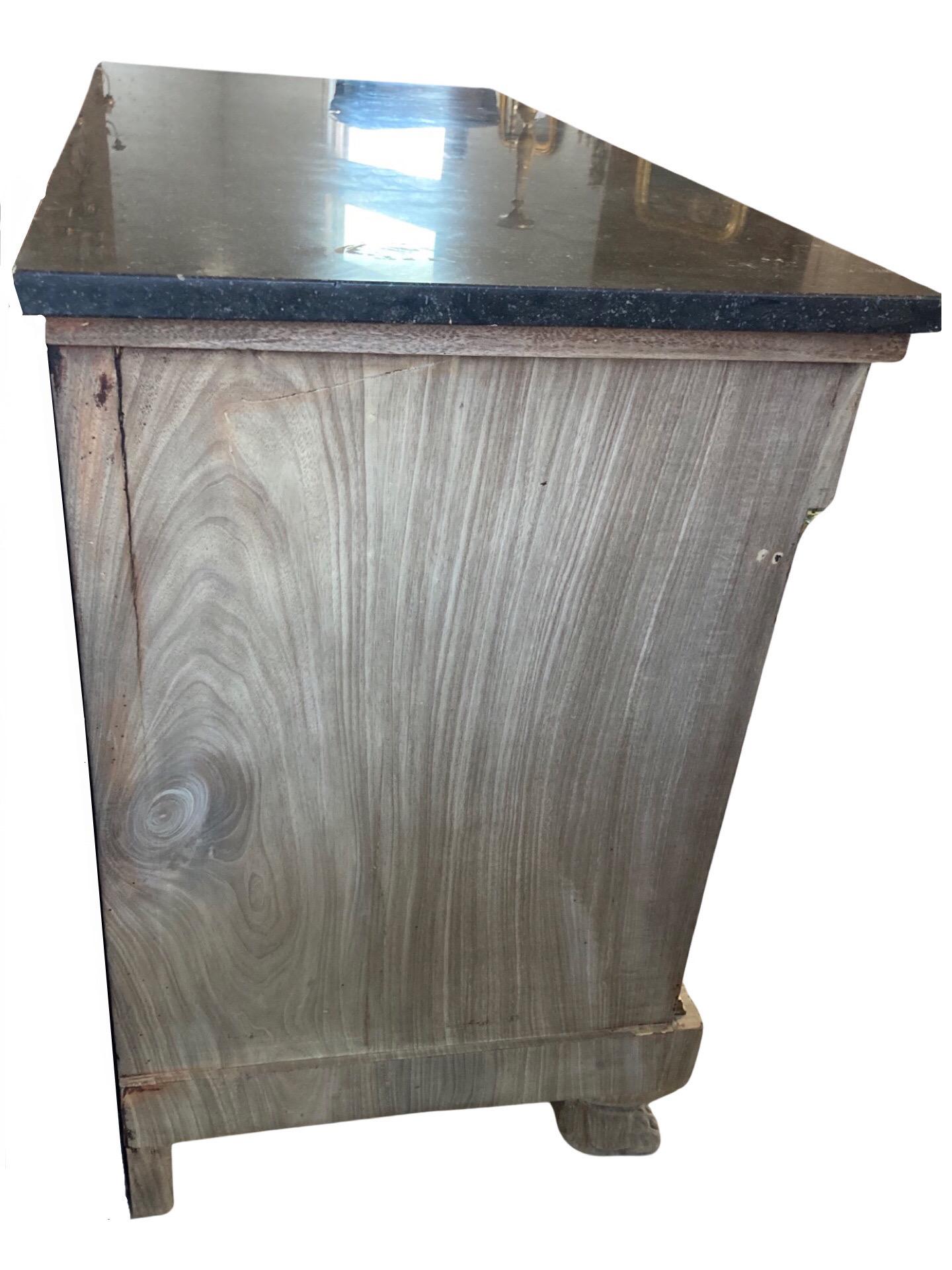 Stile impero Commode Impero francese in mogano sbiancato del XVIII secolo con piano in marmo nero in vendita