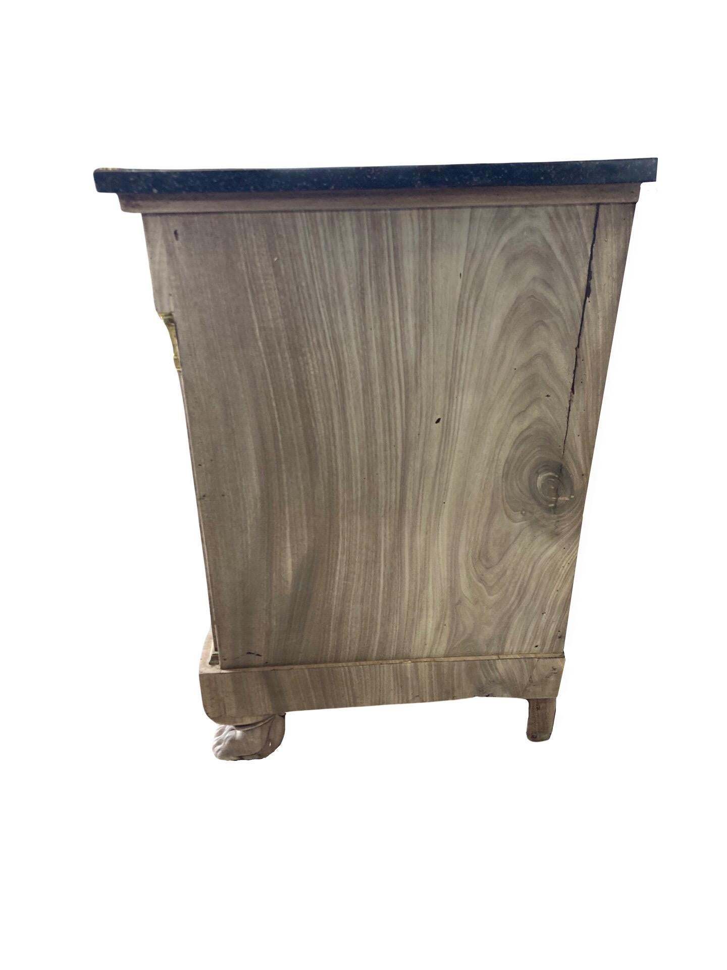 Francese Commode Impero francese in mogano sbiancato del XVIII secolo con piano in marmo nero in vendita