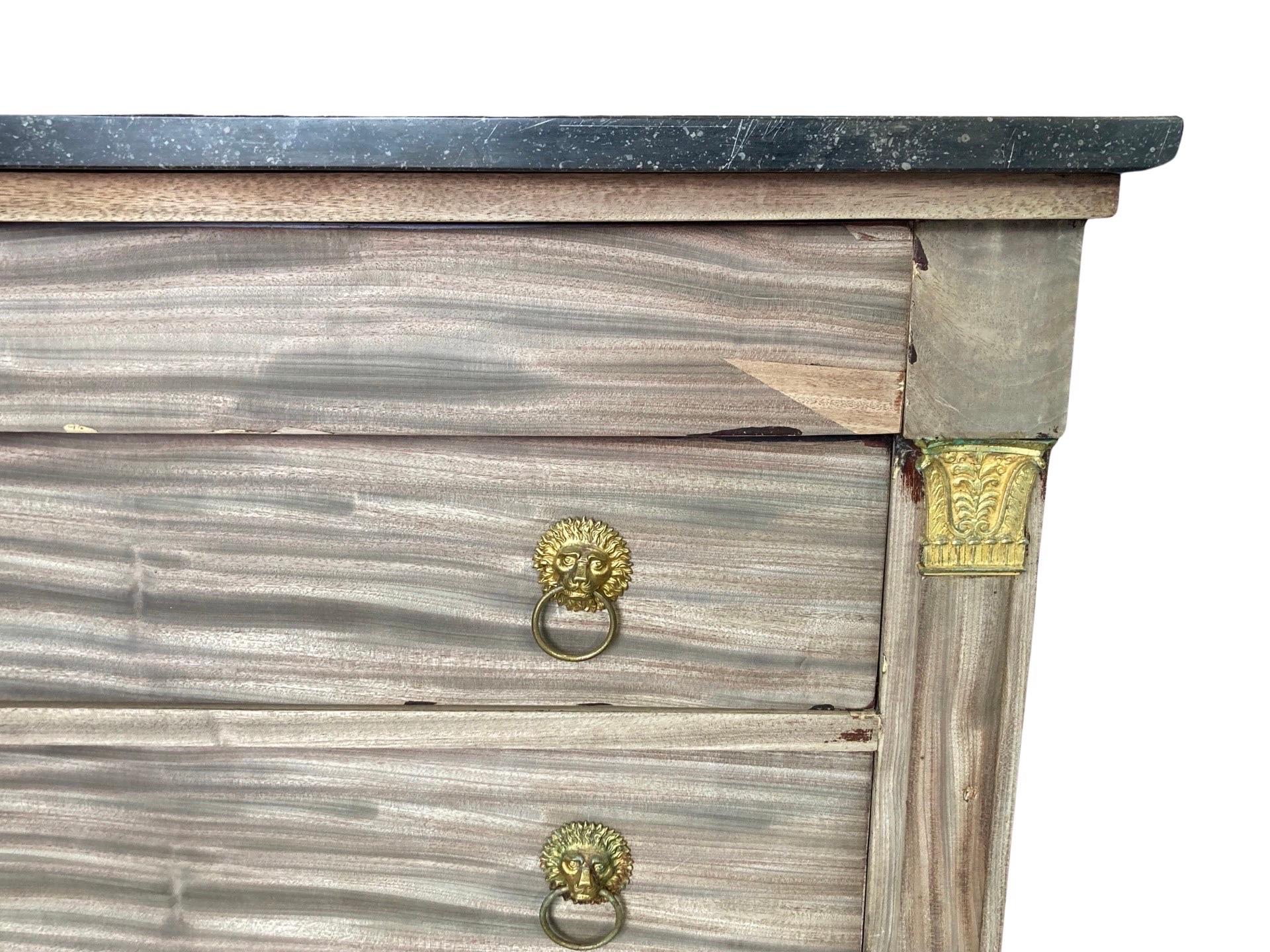 Sbiancato Commode Impero francese in mogano sbiancato del XVIII secolo con piano in marmo nero in vendita