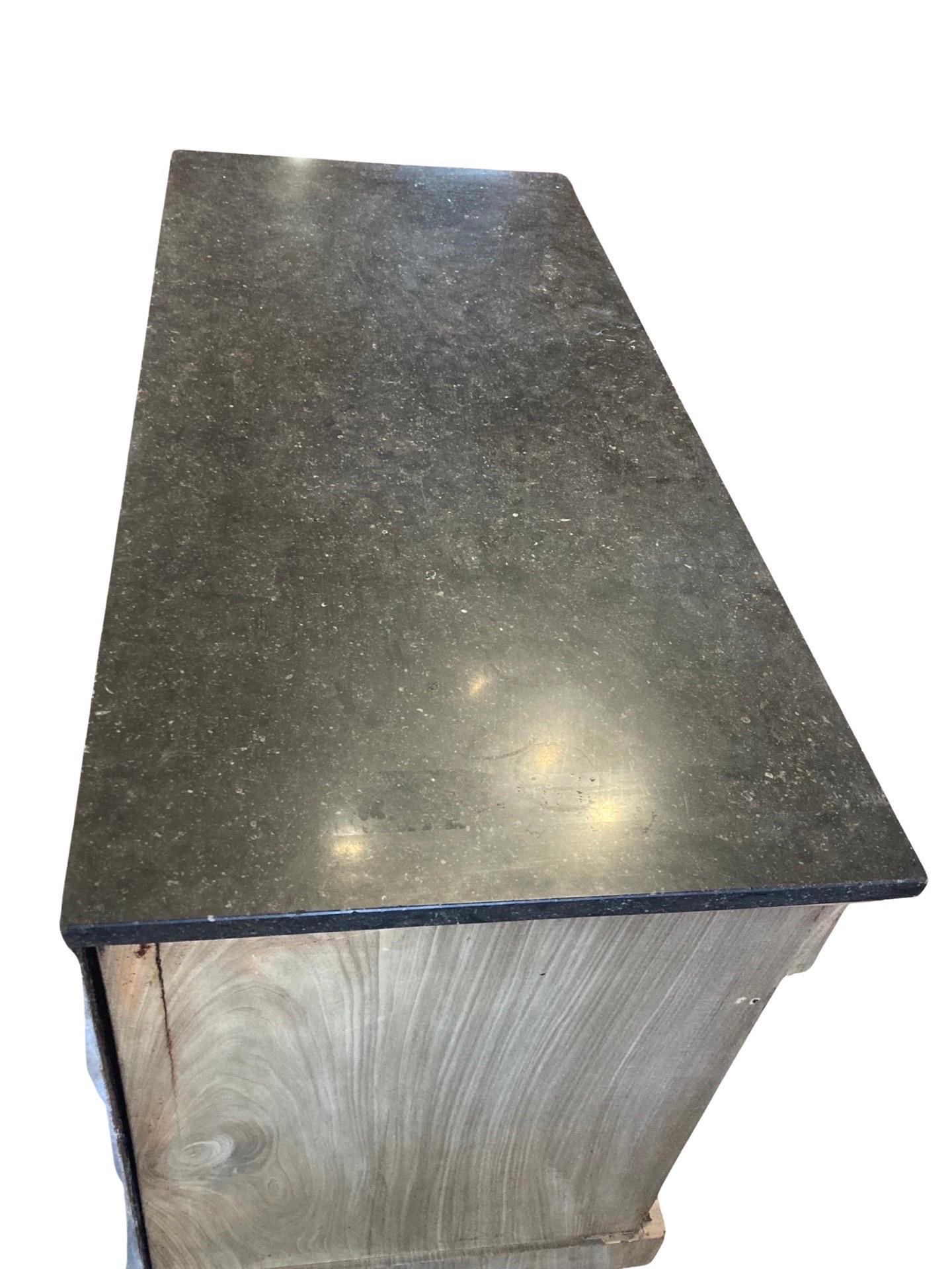 Commode Impero francese in mogano sbiancato del XVIII secolo con piano in marmo nero In condizioni buone in vendita a Carmine, TX