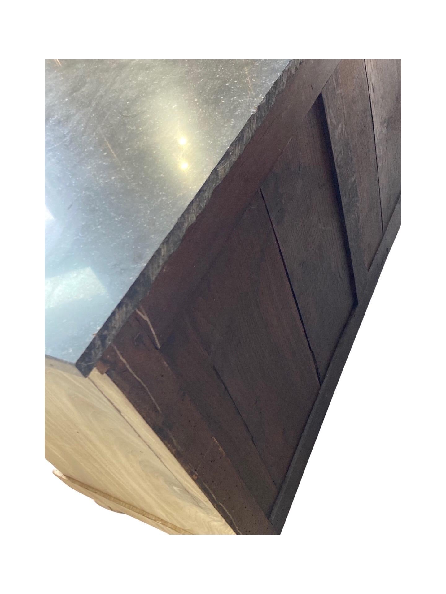 Mogano Commode Impero francese in mogano sbiancato del XVIII secolo con piano in marmo nero in vendita