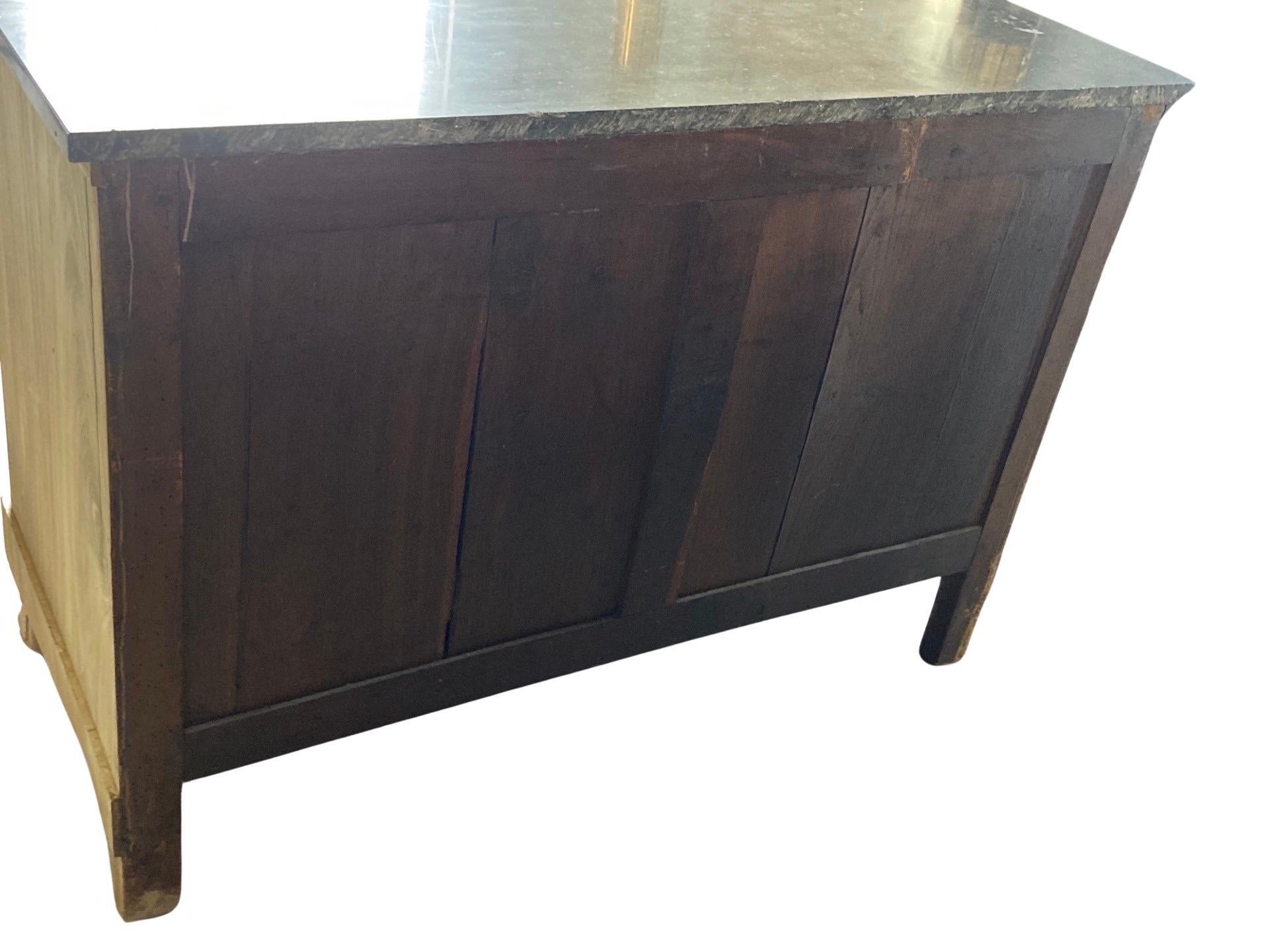 Commode Impero francese in mogano sbiancato del XVIII secolo con piano in marmo nero in vendita 2