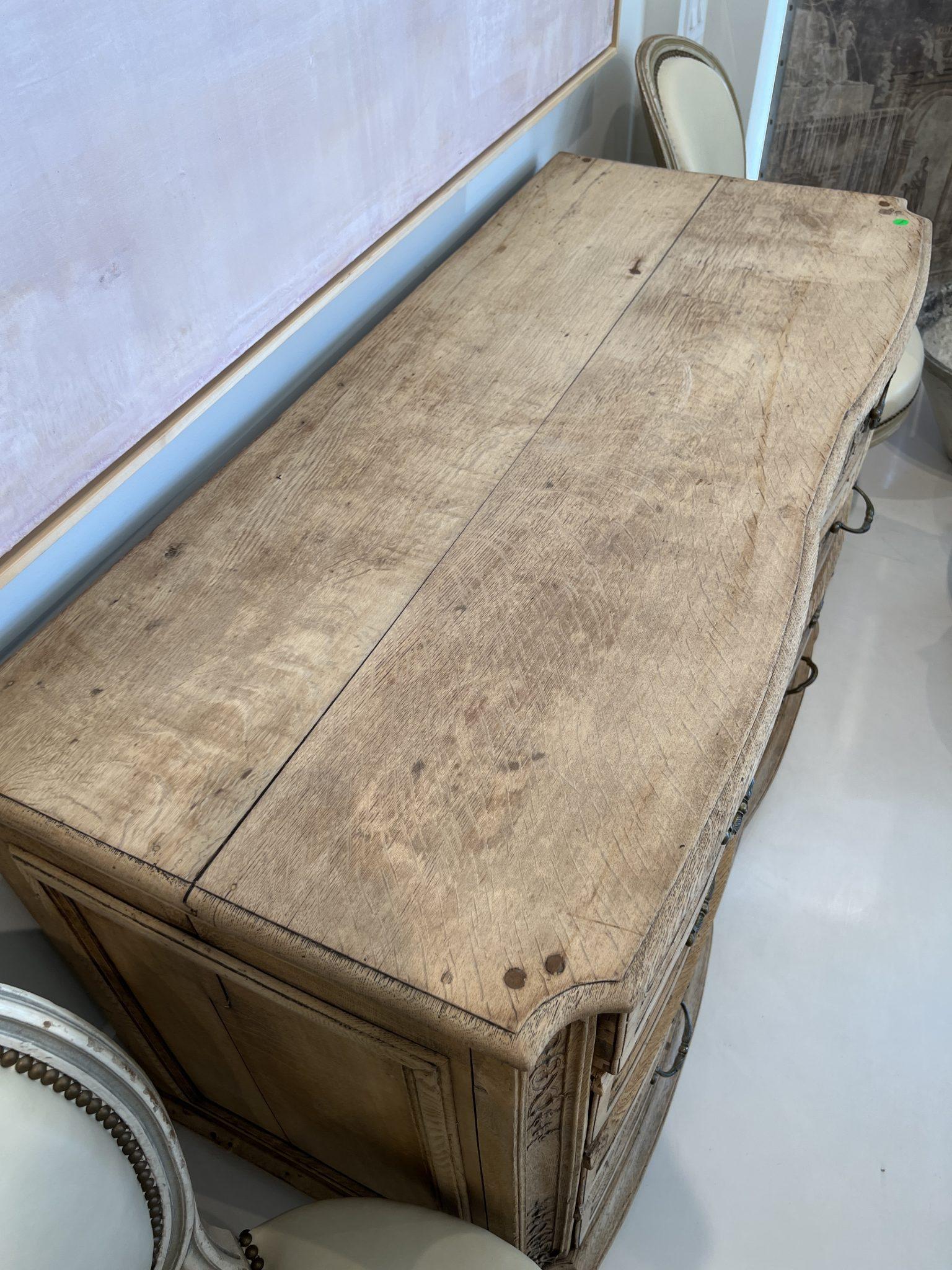 Belga Cassapanca in Oak sbiancata del XVIII secolo con intaglio a Liegi in vendita
