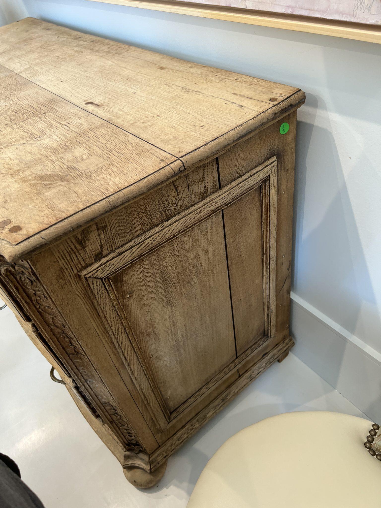 Intagliato a mano Cassapanca in Oak sbiancata del XVIII secolo con intaglio a Liegi in vendita