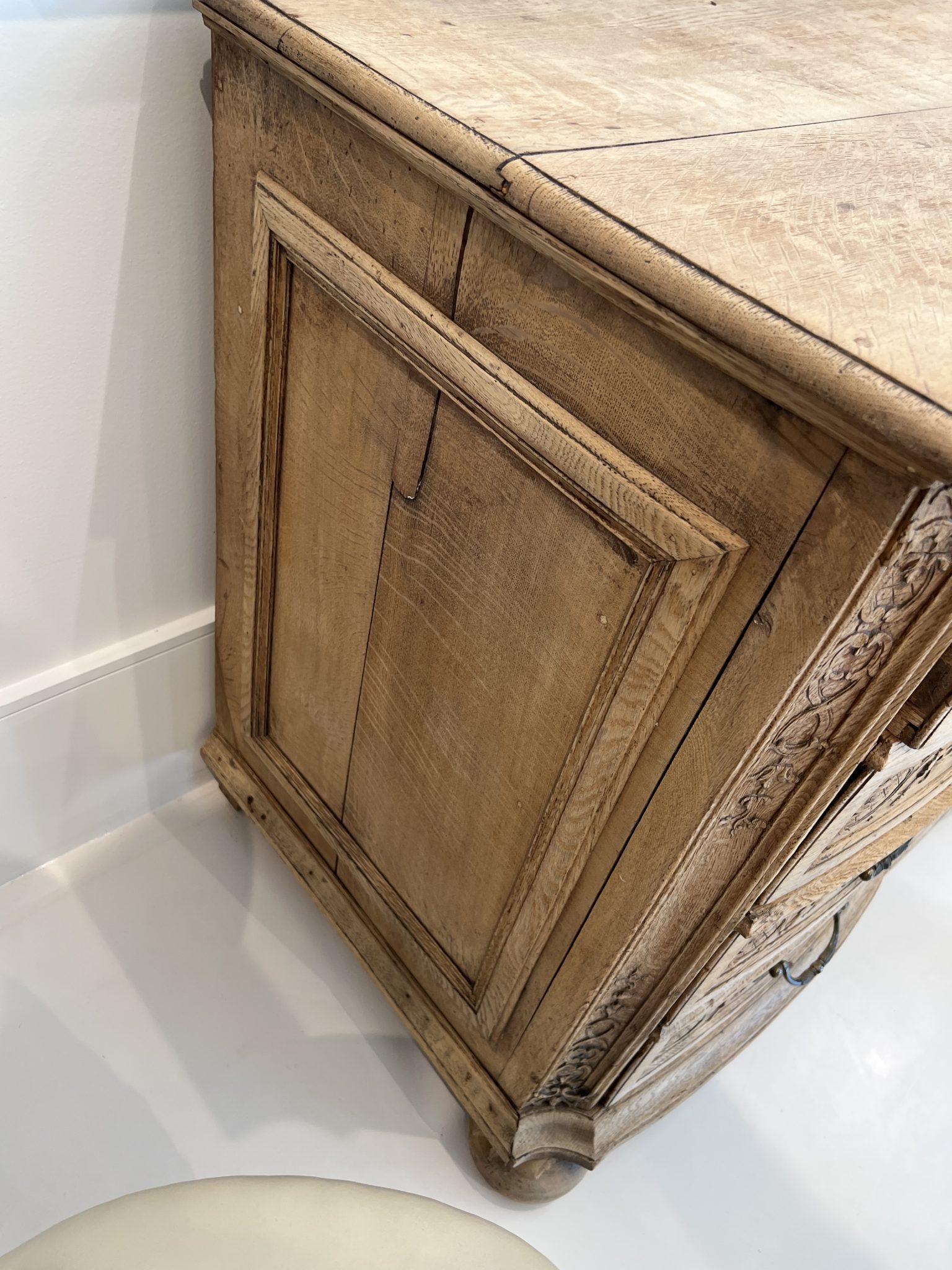 Cassapanca in Oak sbiancata del XVIII secolo con intaglio a Liegi In condizioni discrete in vendita a New Orleans, LA