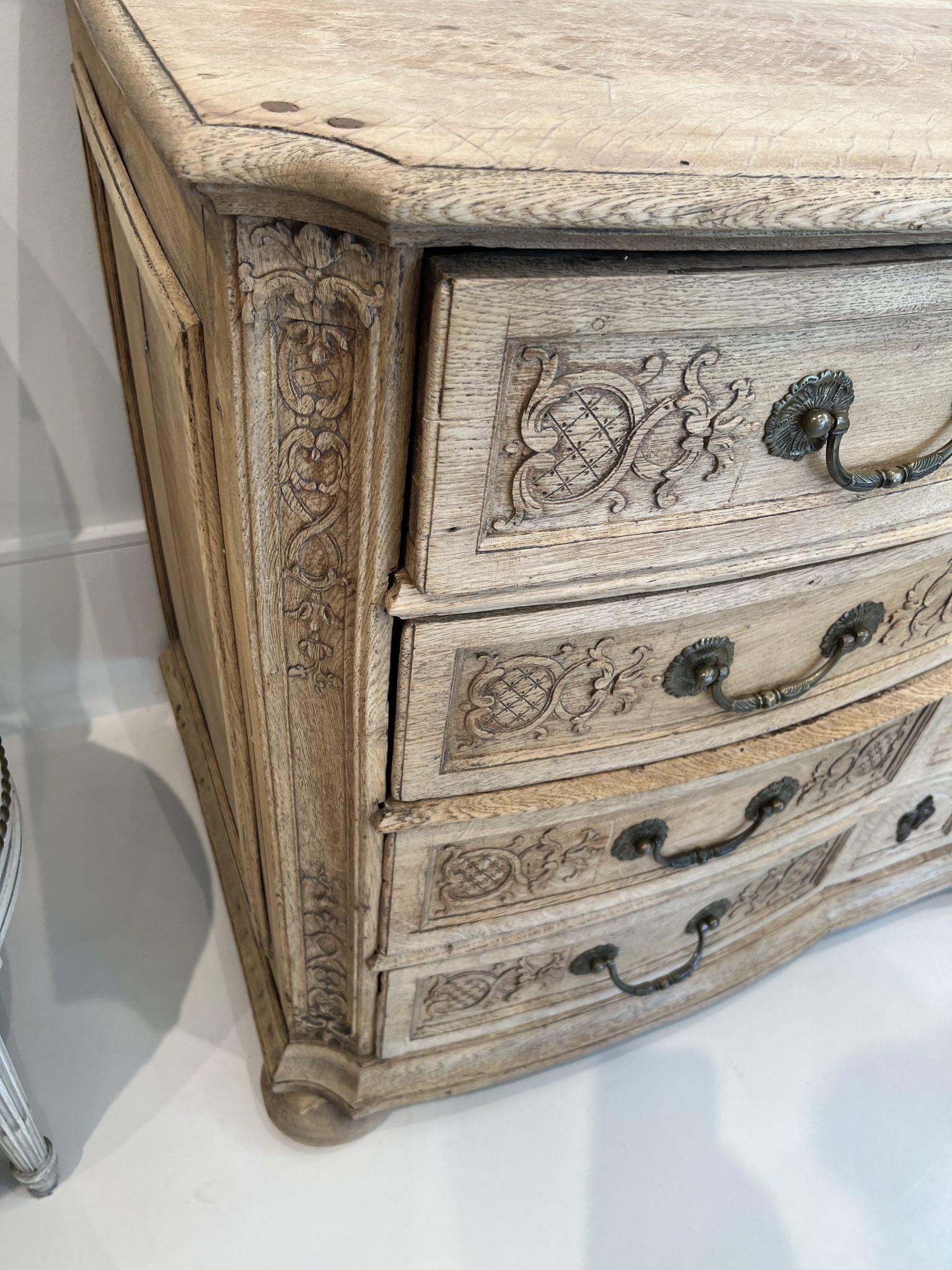 Fino al XVIII secolo Cassapanca in Oak sbiancata del XVIII secolo con intaglio a Liegi in vendita