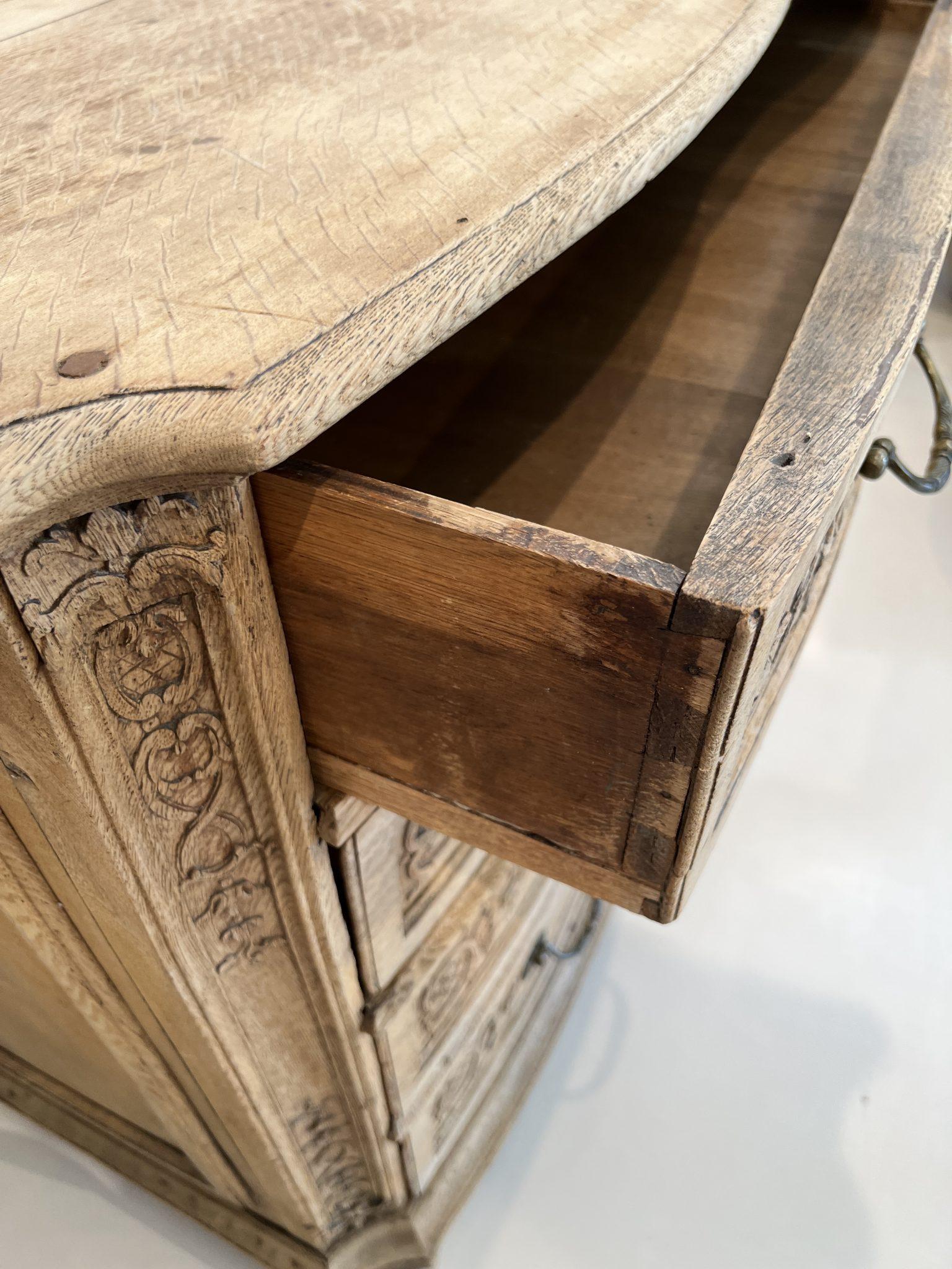 Quercia Cassapanca in Oak sbiancata del XVIII secolo con intaglio a Liegi in vendita