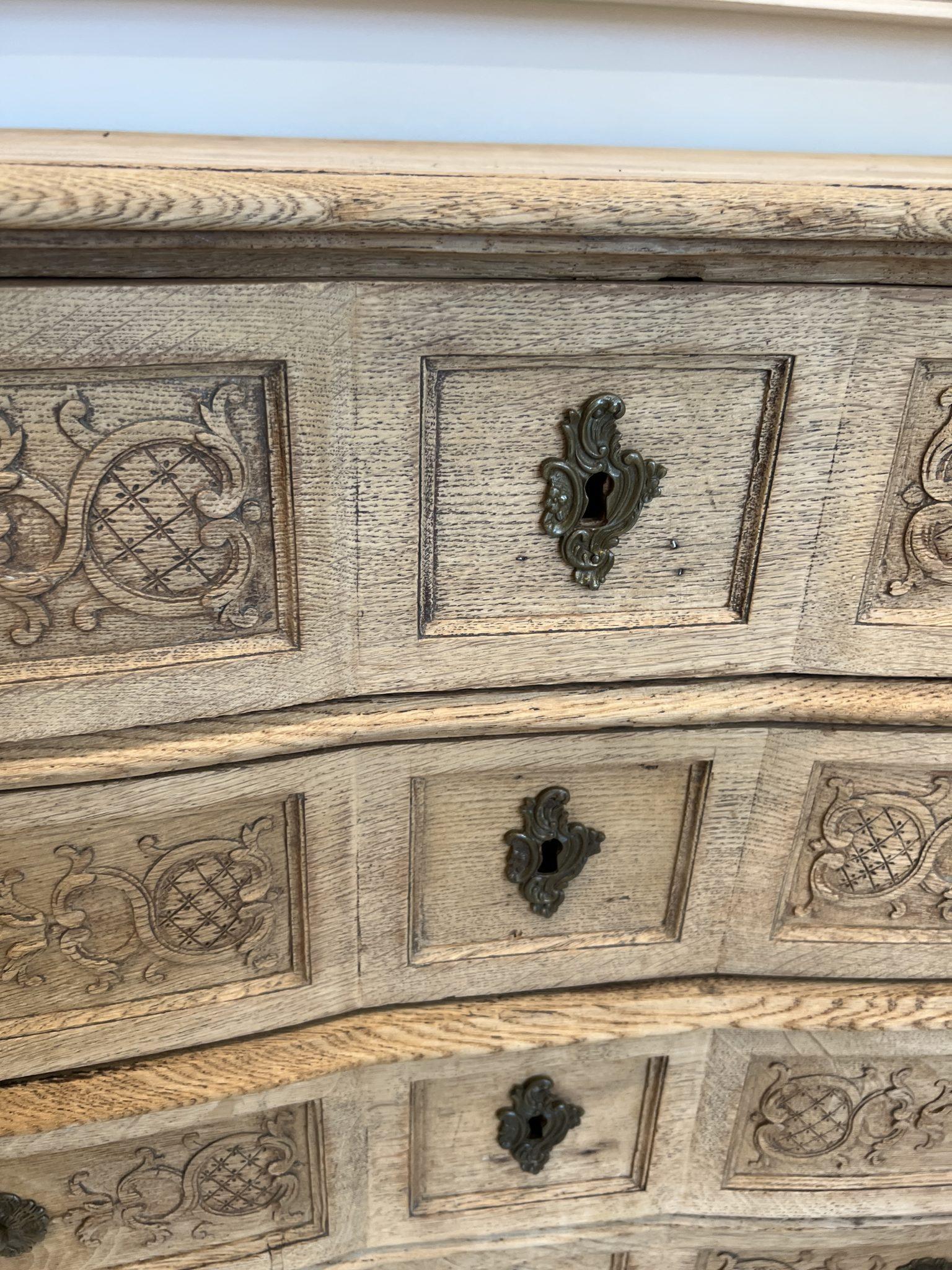 Cassapanca in Oak sbiancata del XVIII secolo con intaglio a Liegi in vendita 1