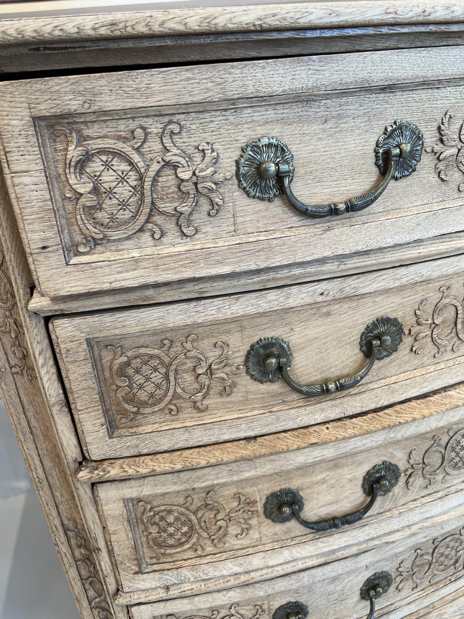 Cassapanca in Oak sbiancata del XVIII secolo con intaglio a Liegi in vendita 2