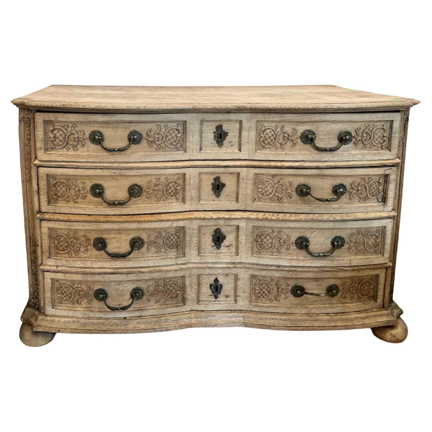 Cassapanca in Oak sbiancata del XVIII secolo con intaglio a Liegi in vendita