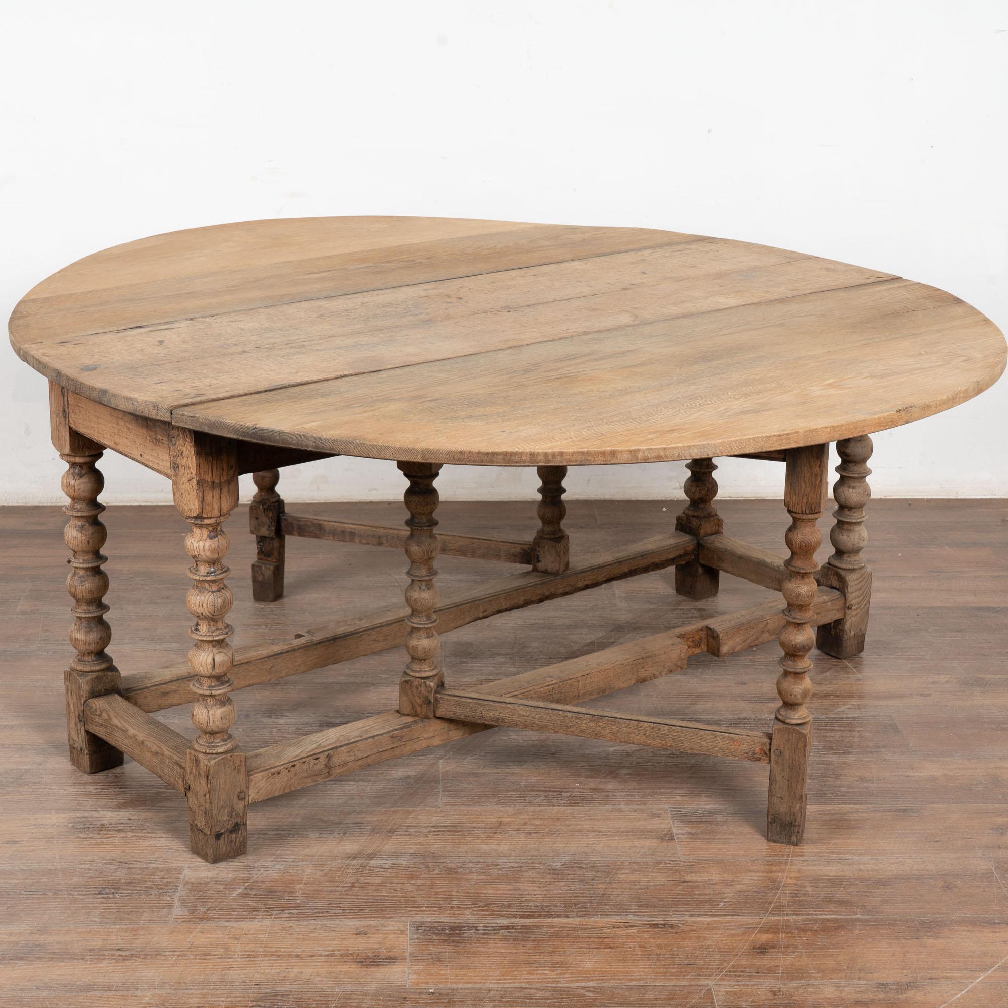 18th Century Bleached Oak Gateleg Drop Leaf Dining Table, Portugal For Sale 8