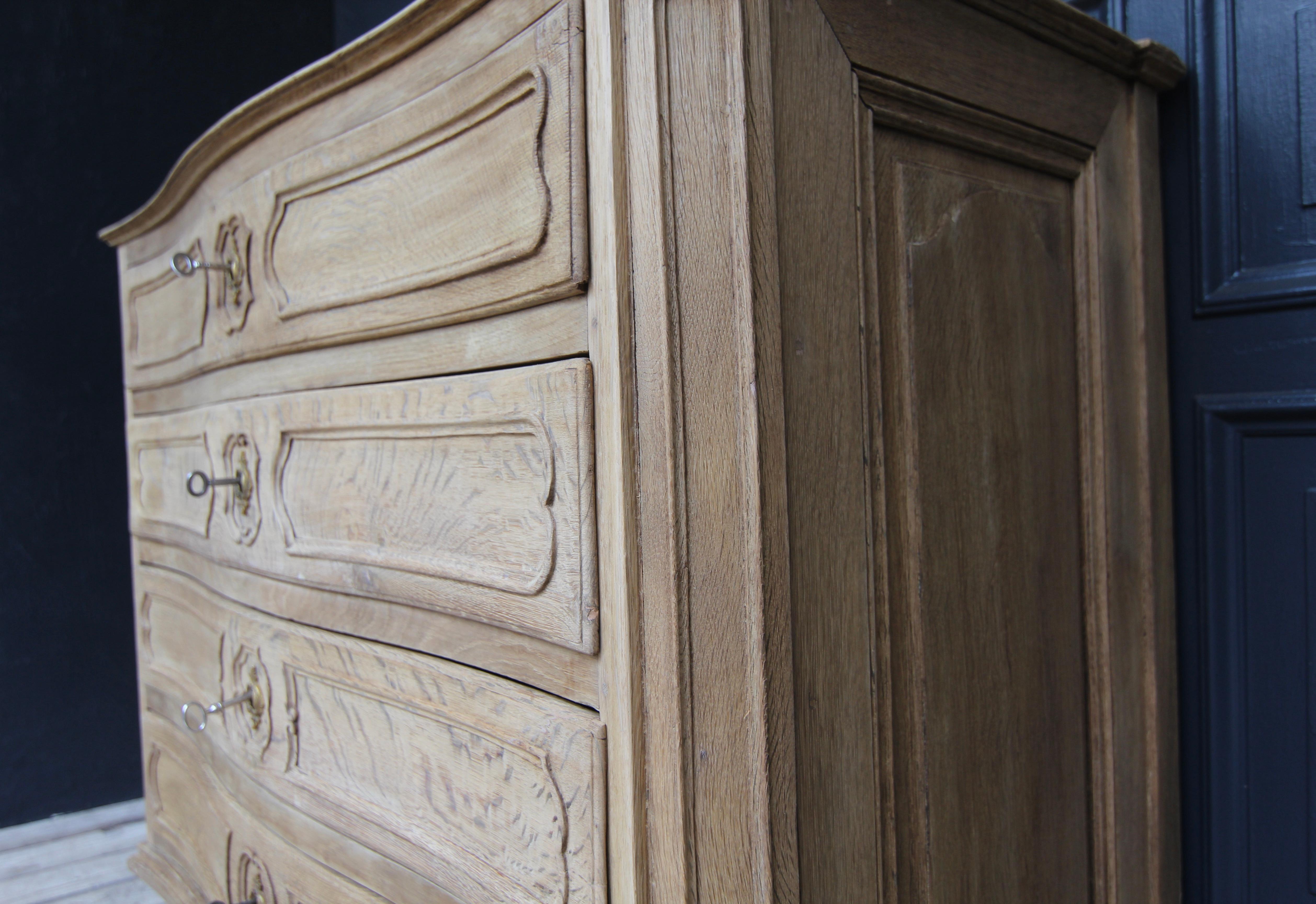 18th Century Bleached Oak Serpentine Chest of Drawers 4