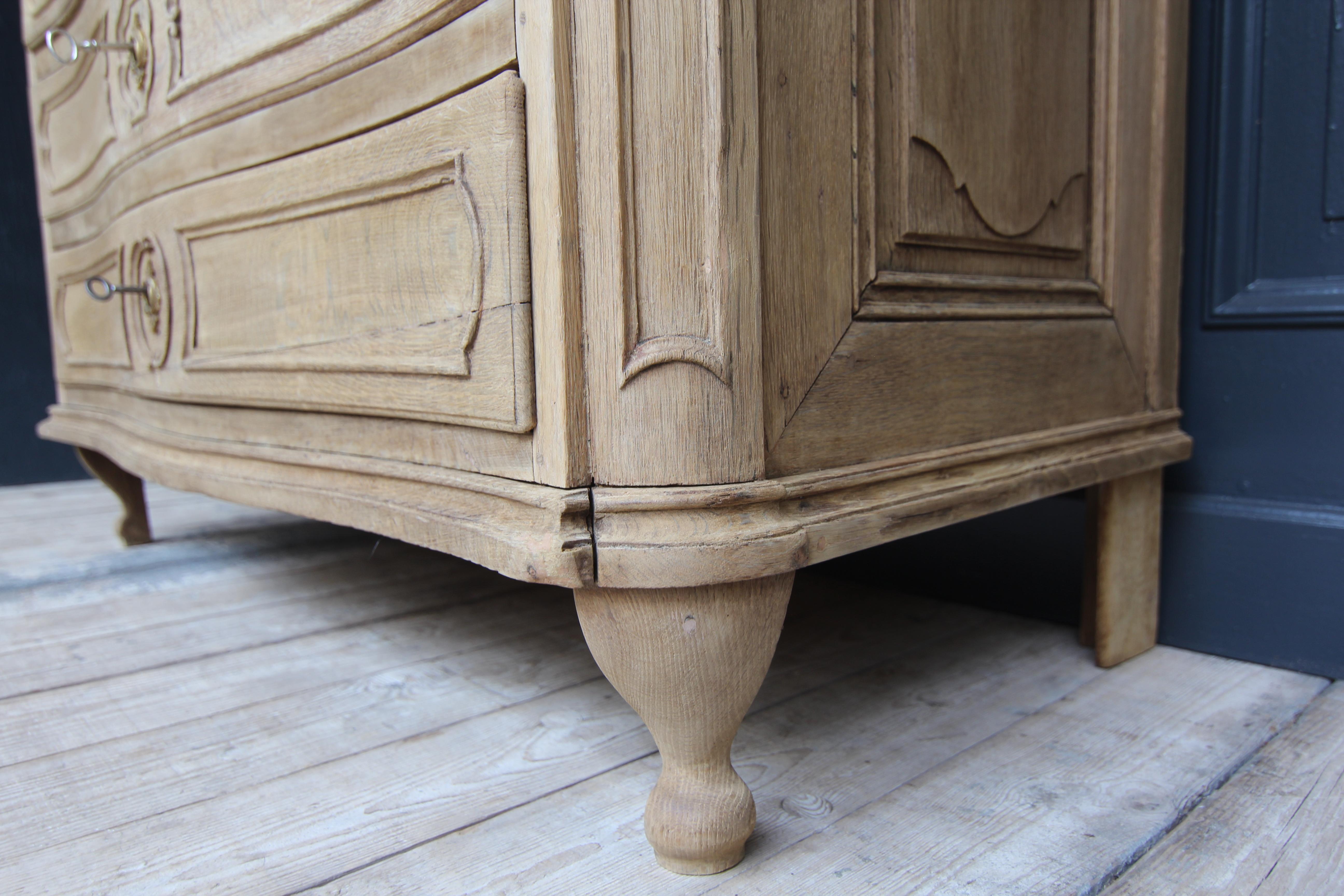 18th Century Bleached Oak Serpentine Chest of Drawers 7