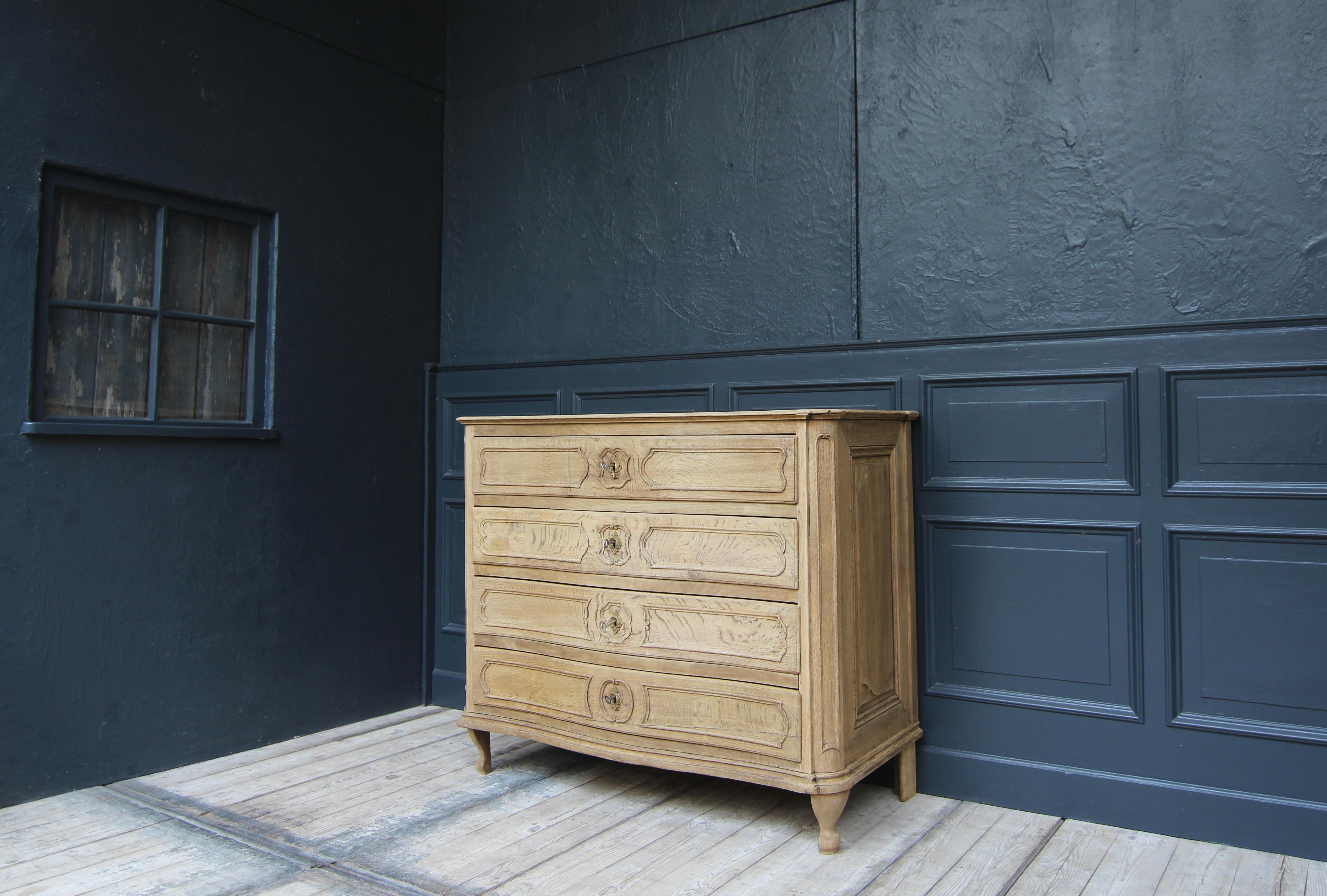 18th Century Bleached Oak Serpentine Chest of Drawers In Good Condition In Dusseldorf, DE
