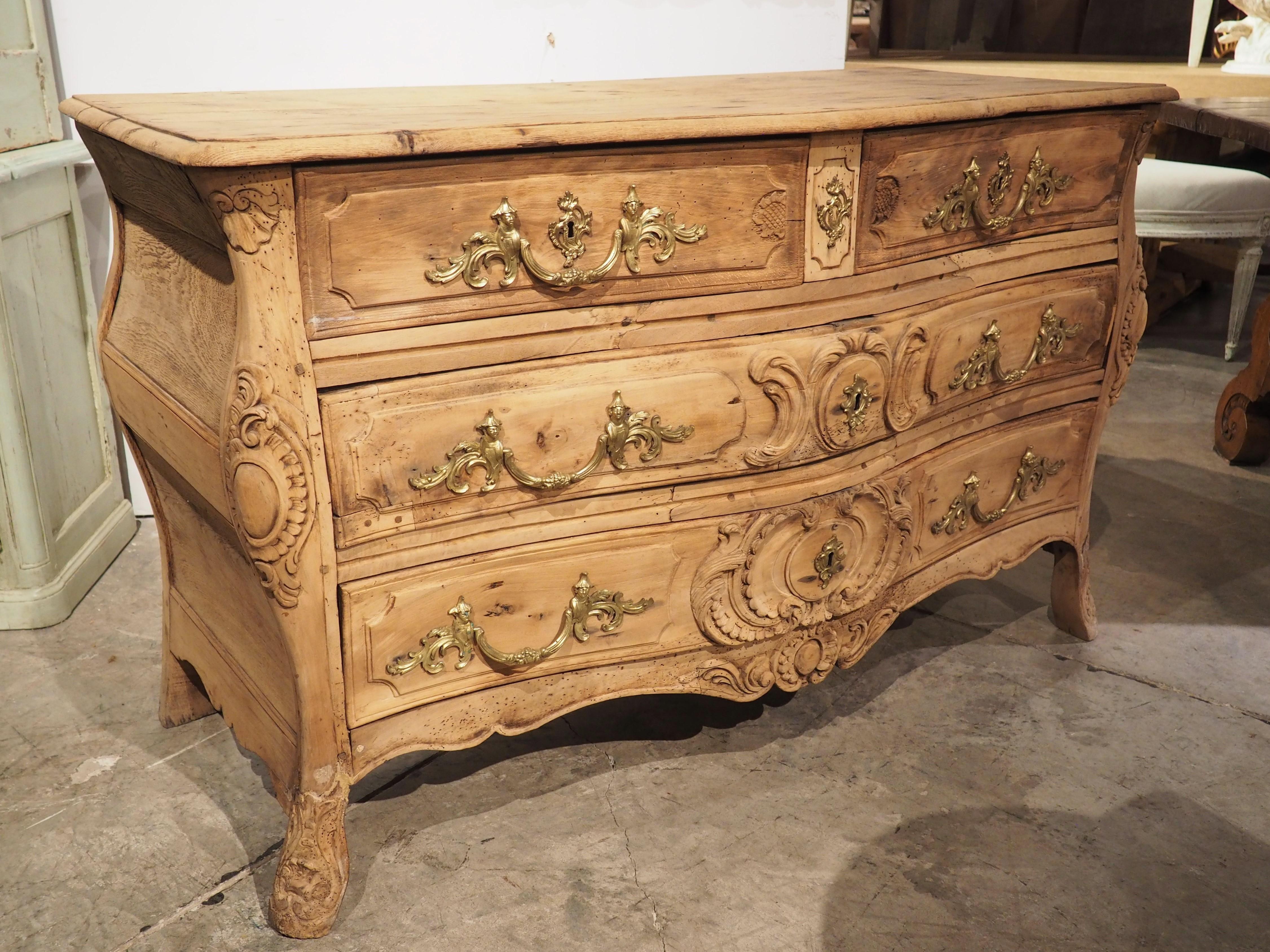 18th Century Bleached Walnut and Oak Regence Commode, Circa 1730 In Good Condition In Dallas, TX