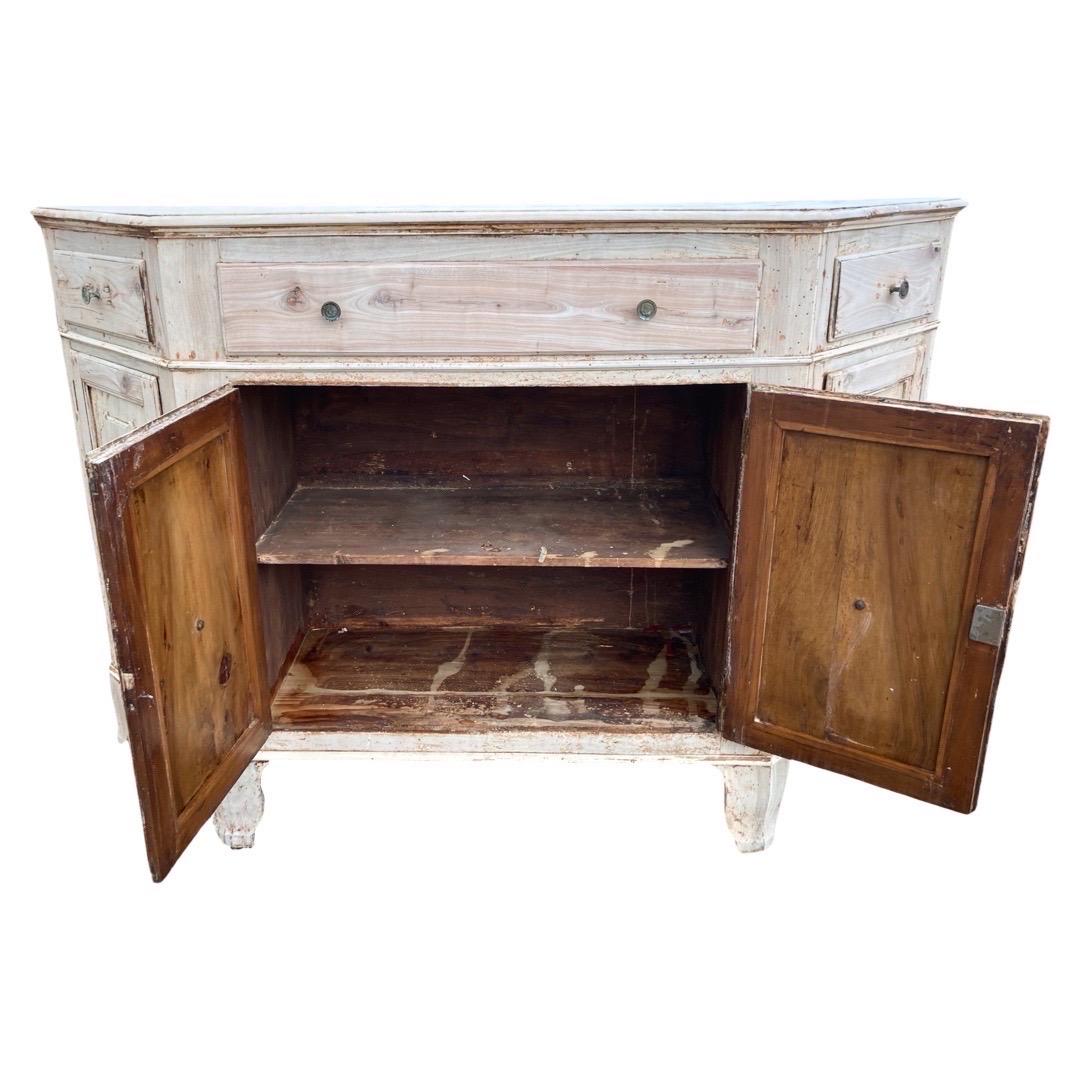 Italienische Anrichte aus gebleichtem Nussbaumholz, Buffet, Sideboard aus dem 18. Jahrhundert 5