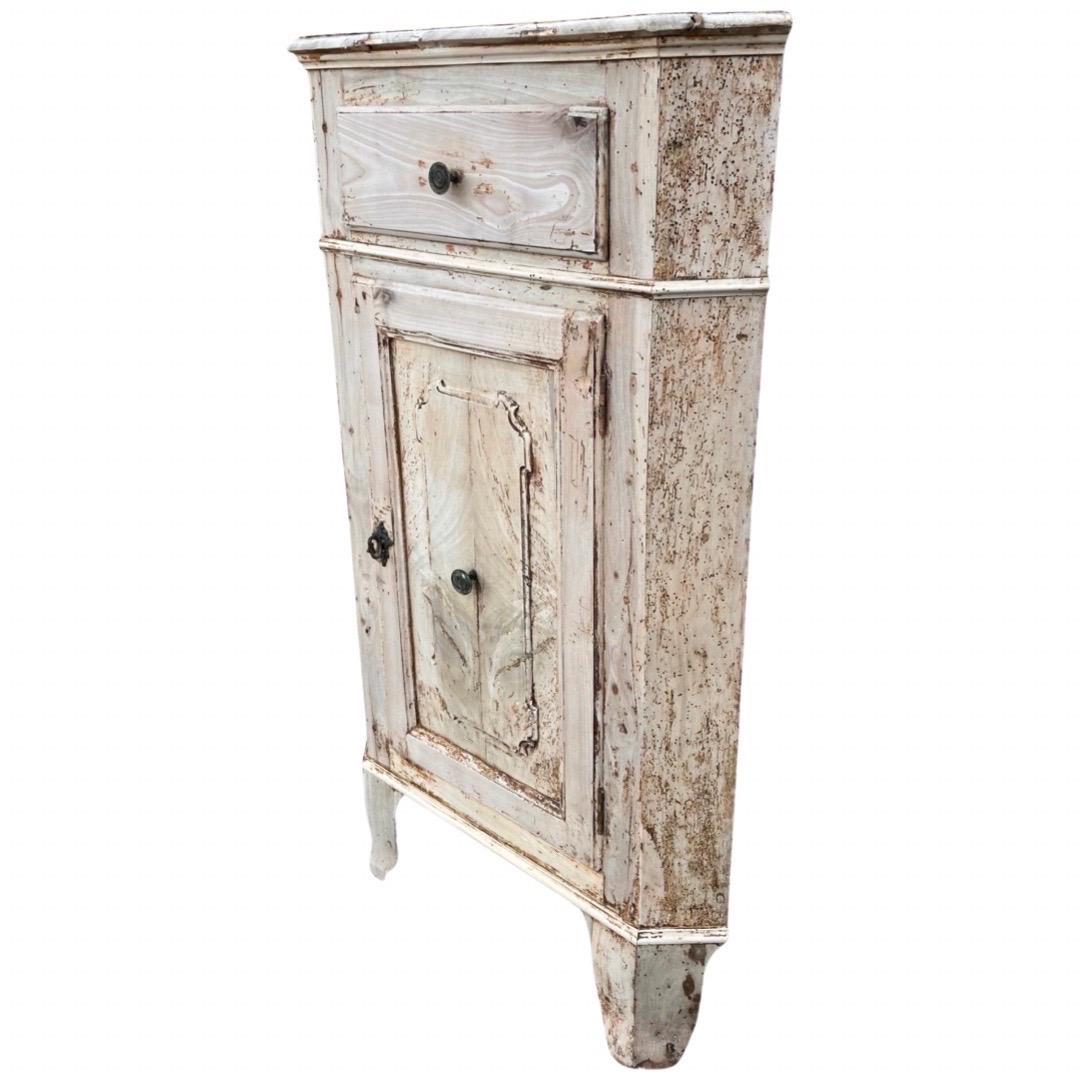 18th Century Bleached Walnut Italian Credenza, Buffet, Sideboard For Sale 4