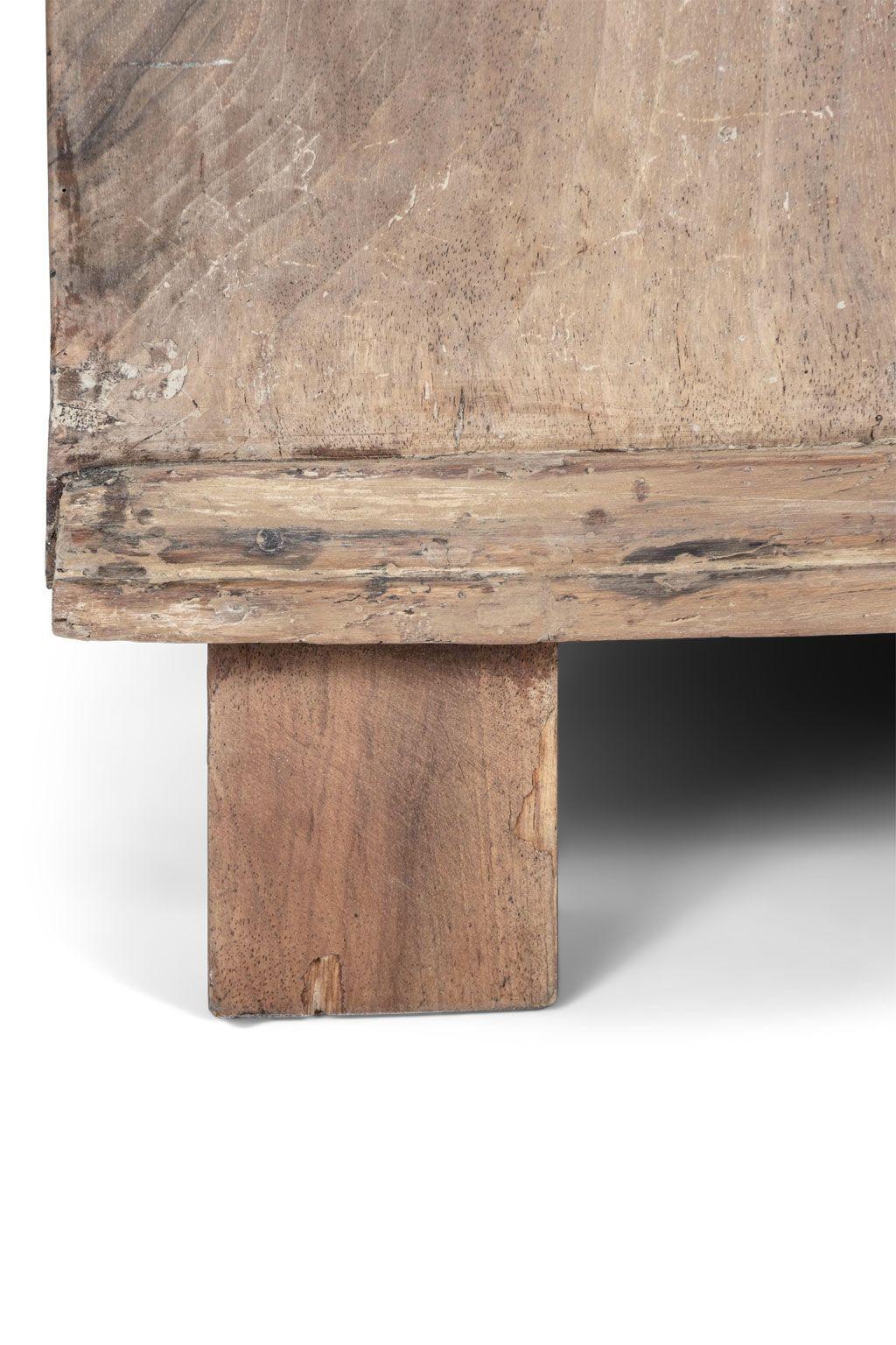 18th Century Bleached Walnut Serpentine Commode For Sale 6