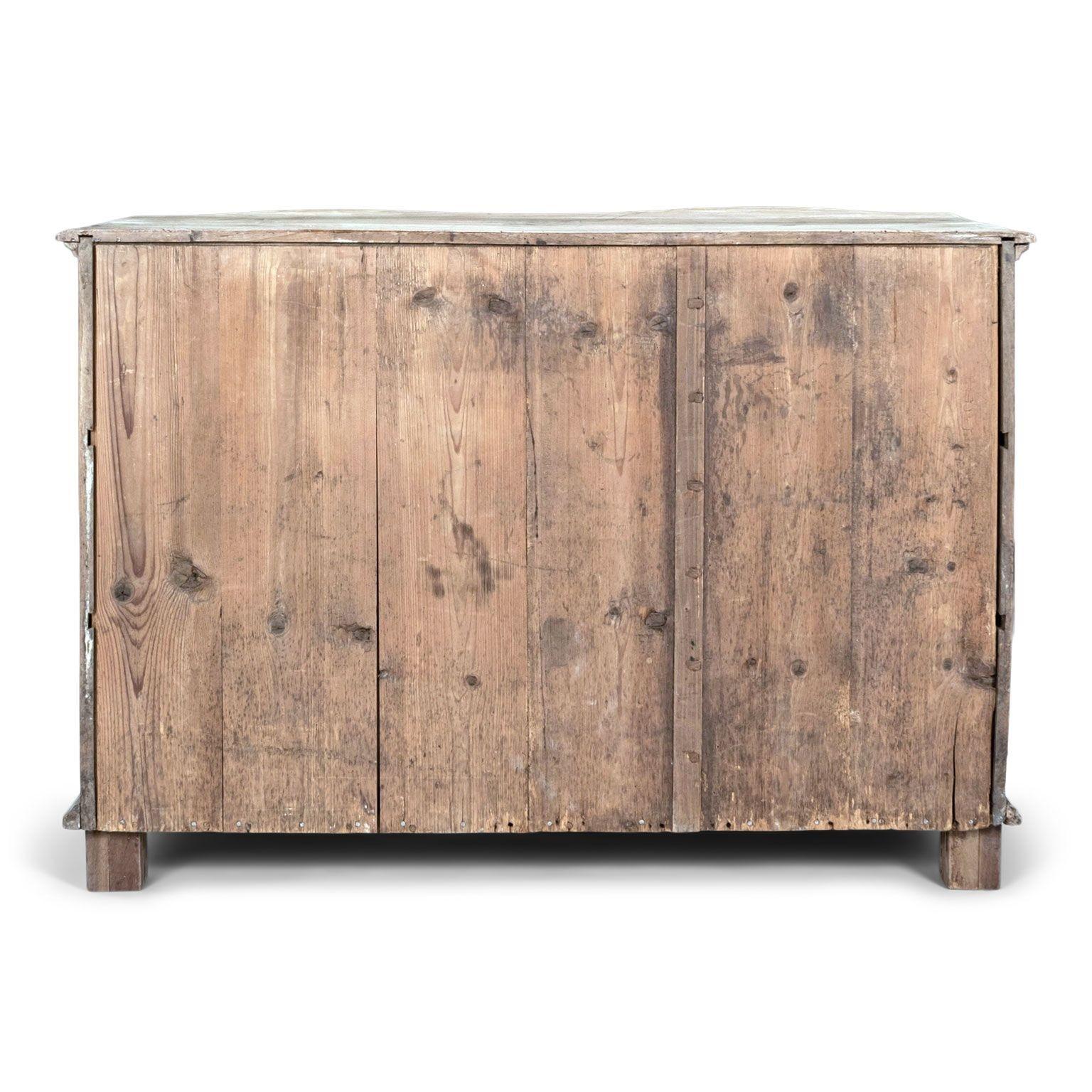 18th Century Bleached Walnut Serpentine Commode For Sale 7