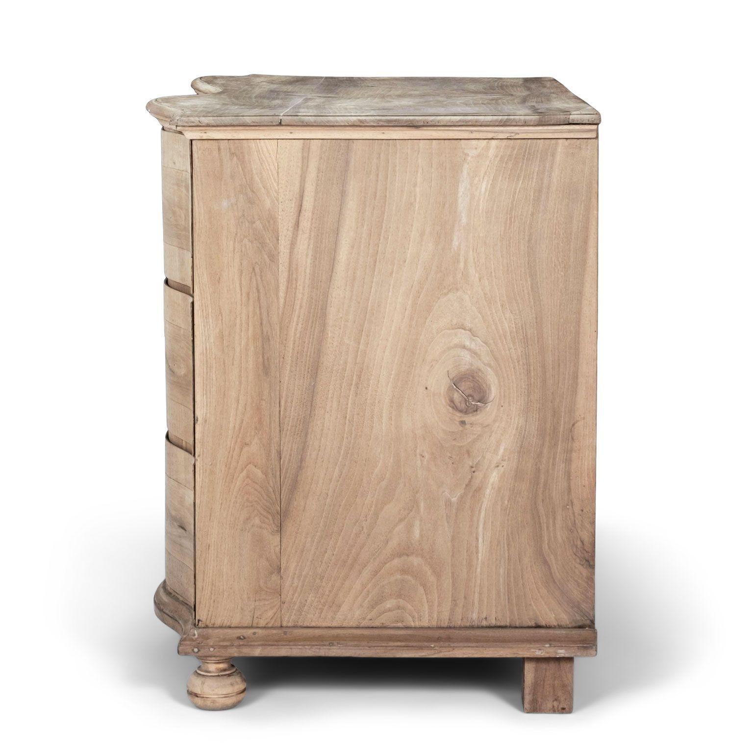 18th Century Bleached Walnut Serpentine Commode For Sale 9