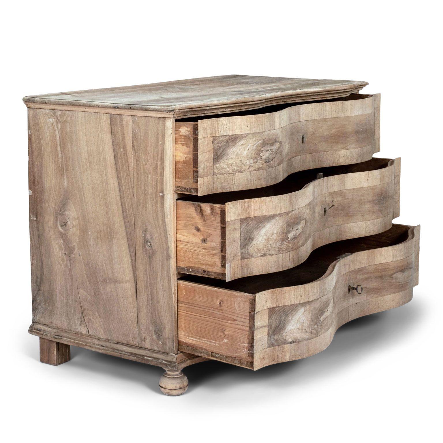 Italian 18th Century Bleached Walnut Serpentine Commode For Sale