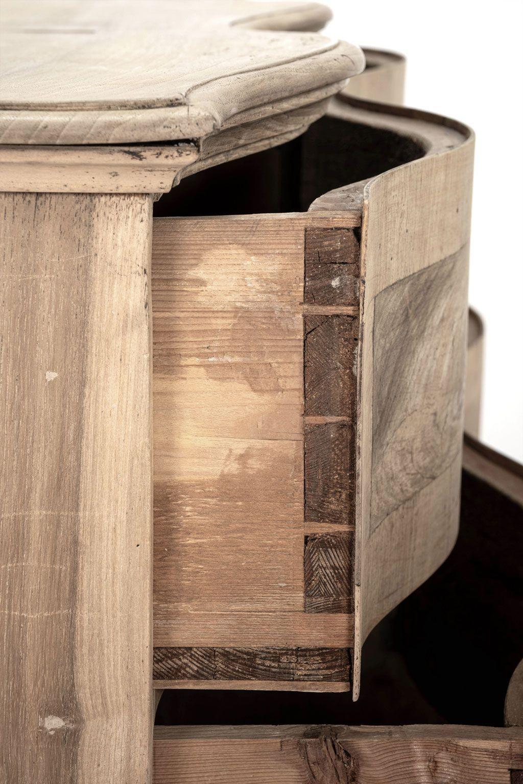 18th Century Bleached Walnut Serpentine Commode In Good Condition For Sale In Houston, TX