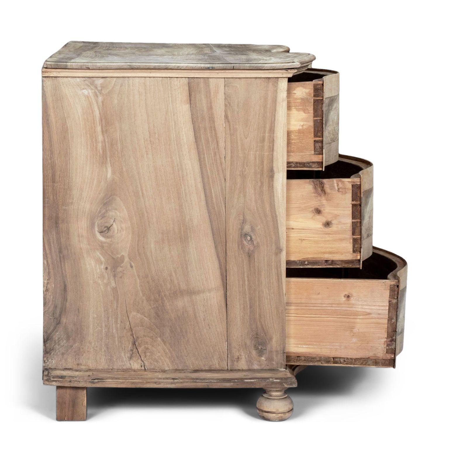 18th Century Bleached Walnut Serpentine Commode For Sale 3