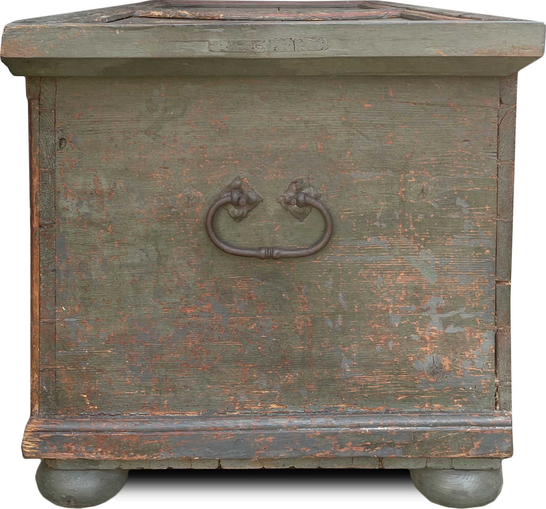 Tyrolean painted chest
Measures: H.67 - L.167 - P.72

Tyrolean painted chest entirely painted in green / blue, with three panels on the front containing cups of flowers. Also on the front four semi-columns and intaglio motifs characterize the