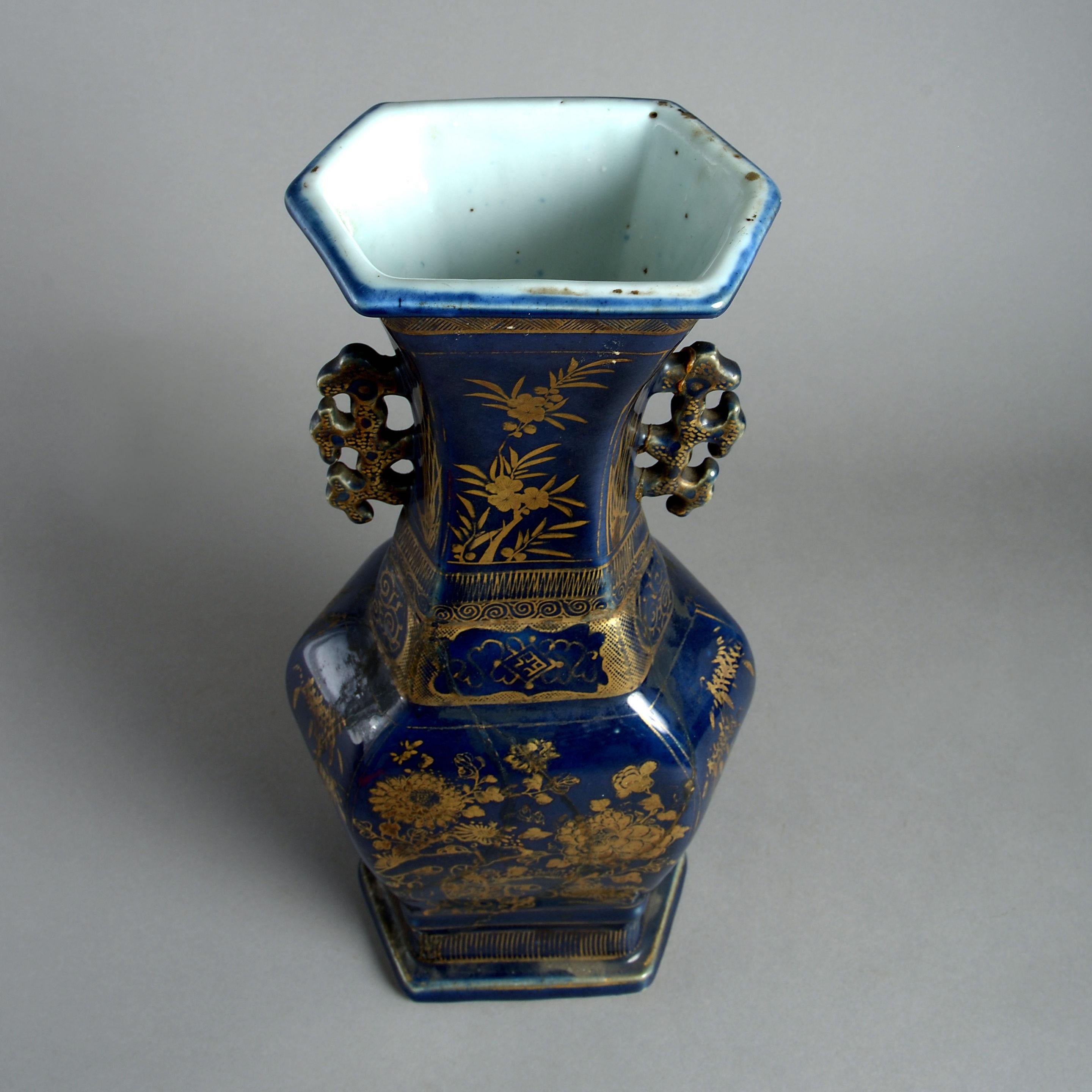 18th Century Blue and Gilded Porcelain Vase (Chinesisch)