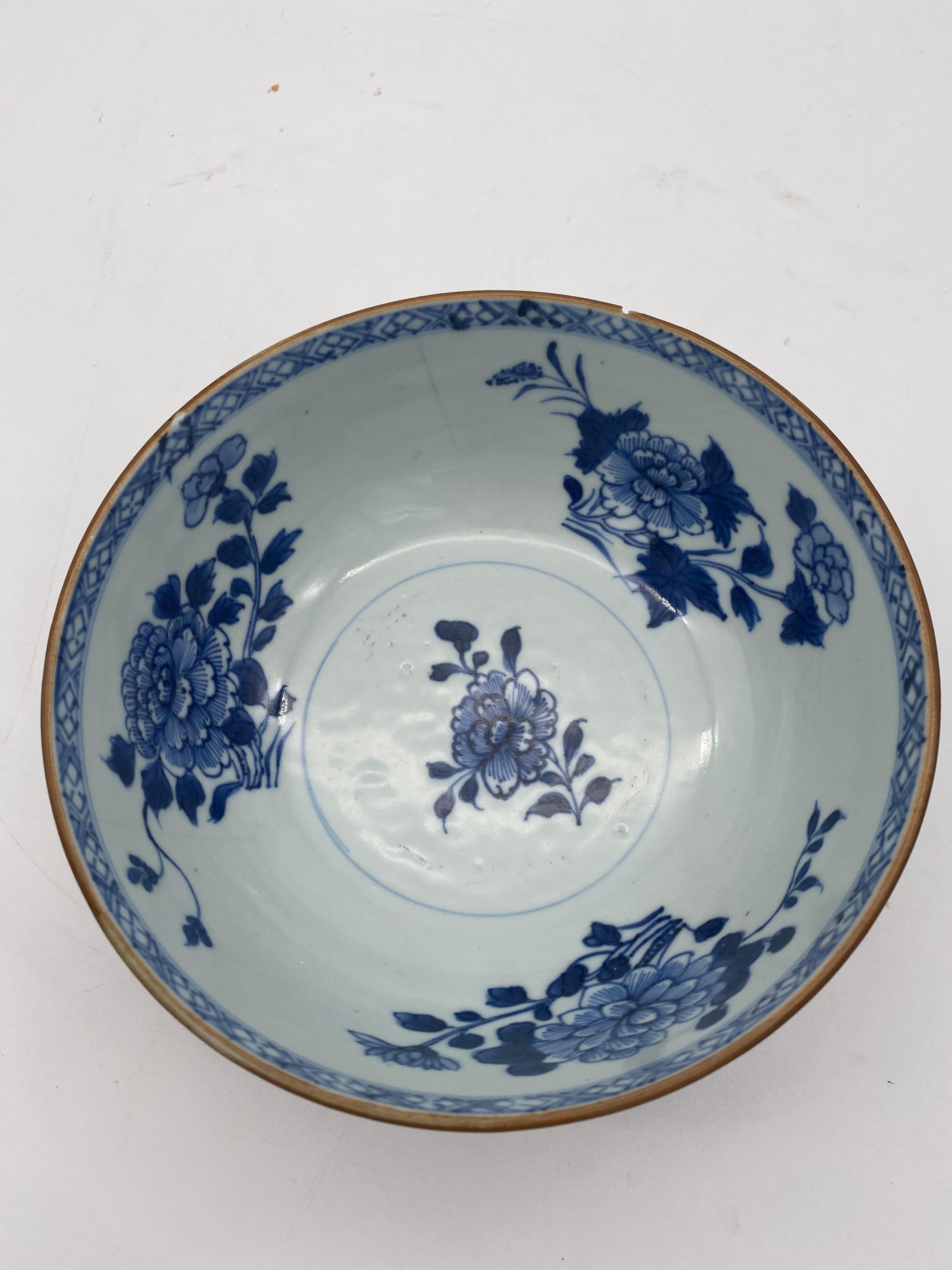 18th Century Blue and White Chinese Nanking Cargo and Cafe-au-lai Porcelain Bowl For Sale 4