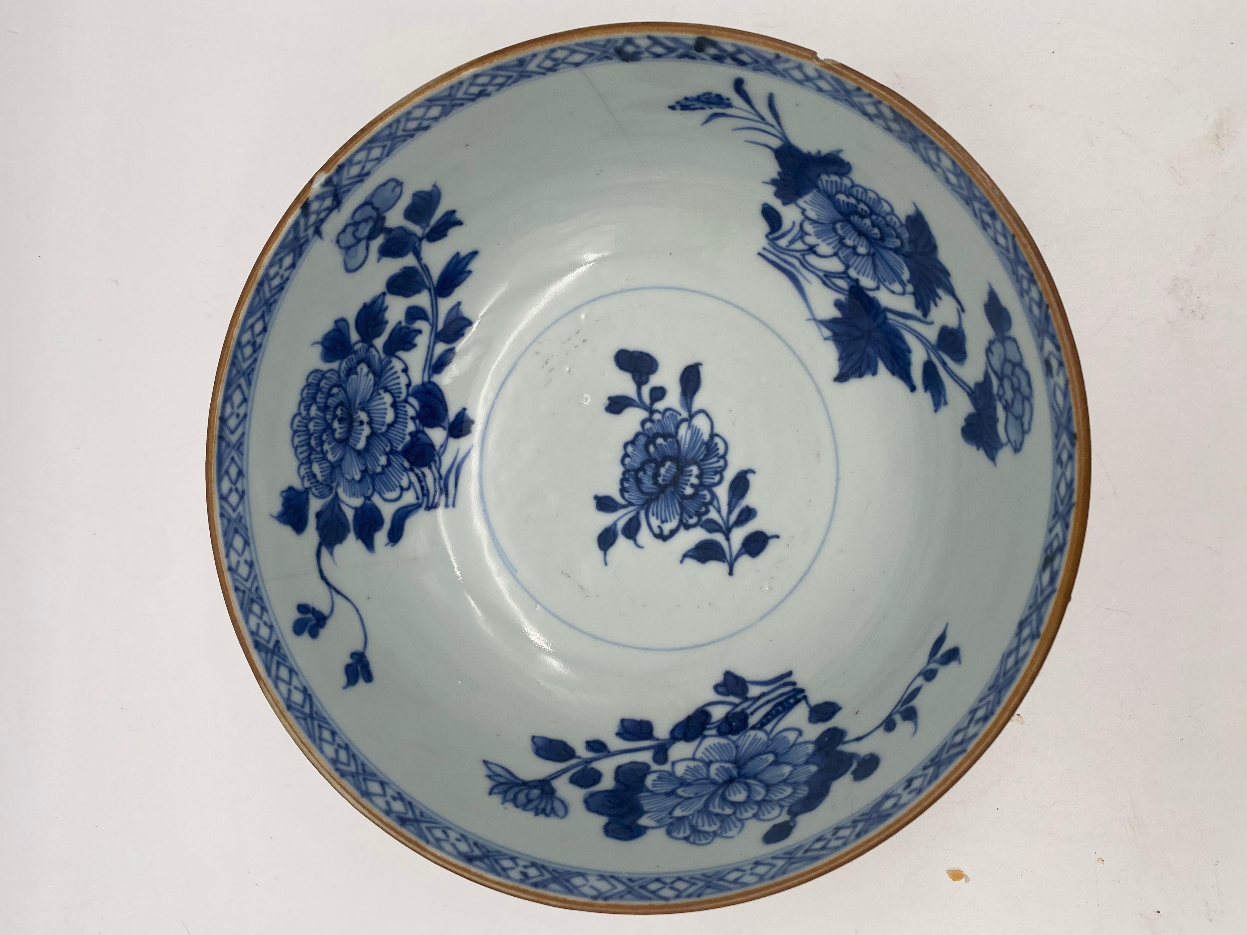 Blaue und weiße chinesische Nanking-Kargo- und Cafe-au-lai-Porzellanschale aus dem 18. Jahrhundert (Qing-Dynastie) im Angebot