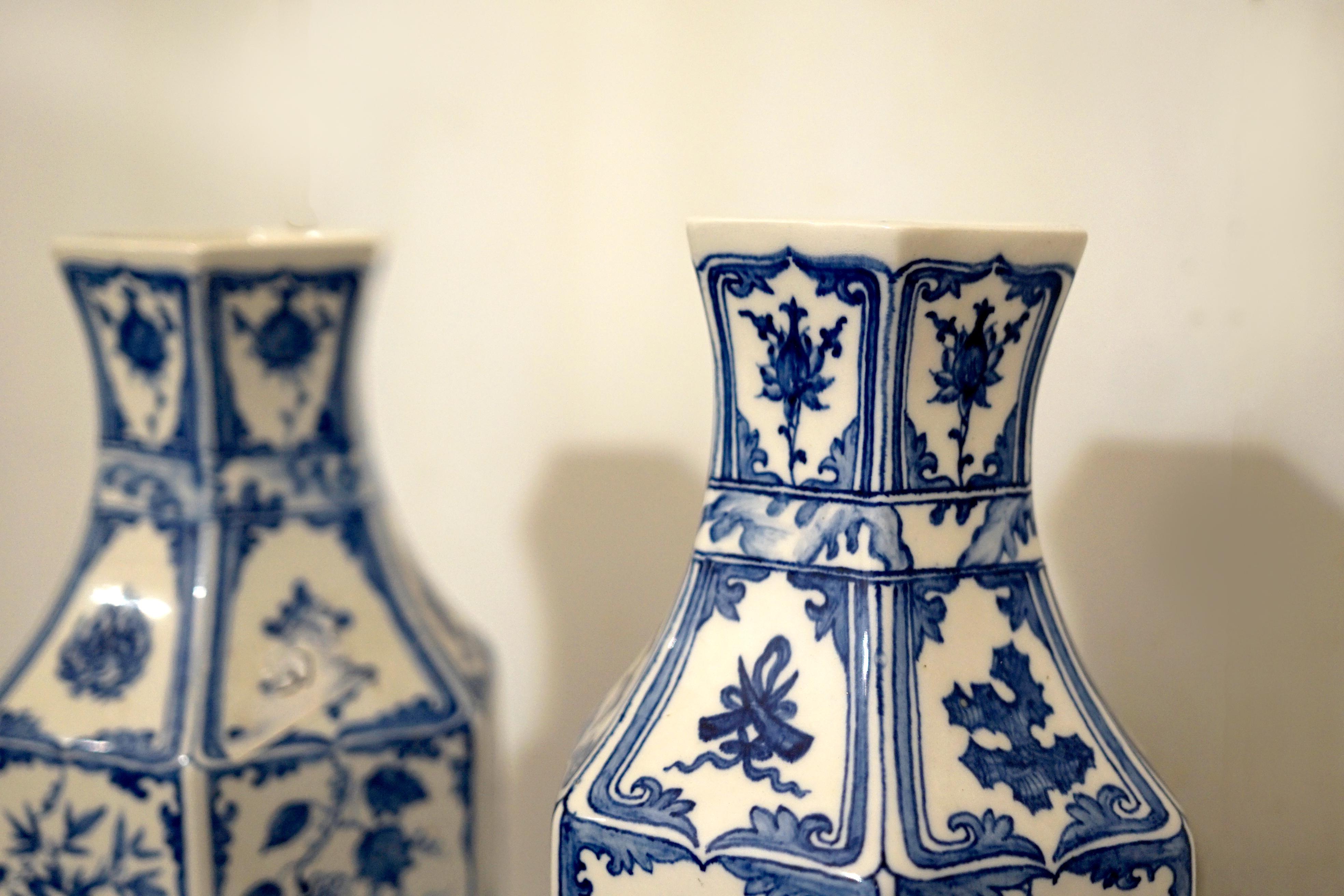 18th Century Blue and White Continental Chinoiserie Porcelain Hexagonal Vases In Good Condition In Lomita, CA